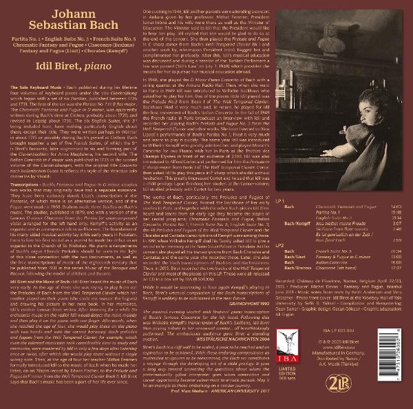 Rückseite eines Buches mit Text und einem Bild einer Frau, die Klavier spielt. Schwarz und Weiß.