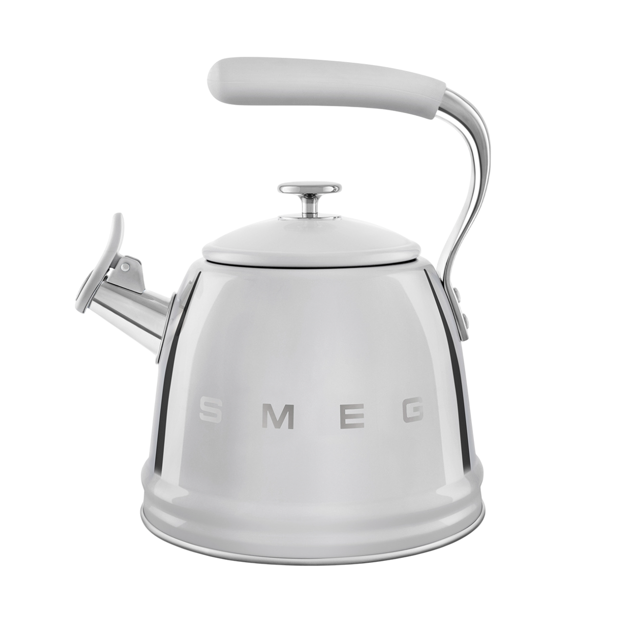 Weißer SMEG-Wasserkocher mit Chromgriff und Ausguss, vor schwarzem Hintergrund.