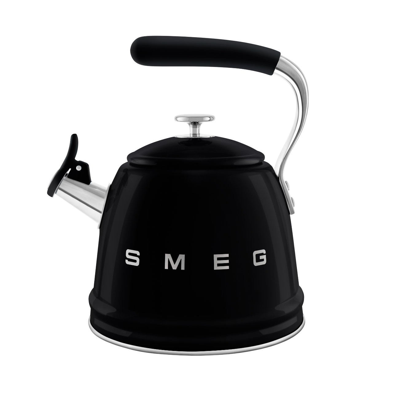Schwarzer Smeg-Wasserkocher auf weißer Oberfläche. Chromgriff und Ausguss. Smeg-Logo sichtbar.