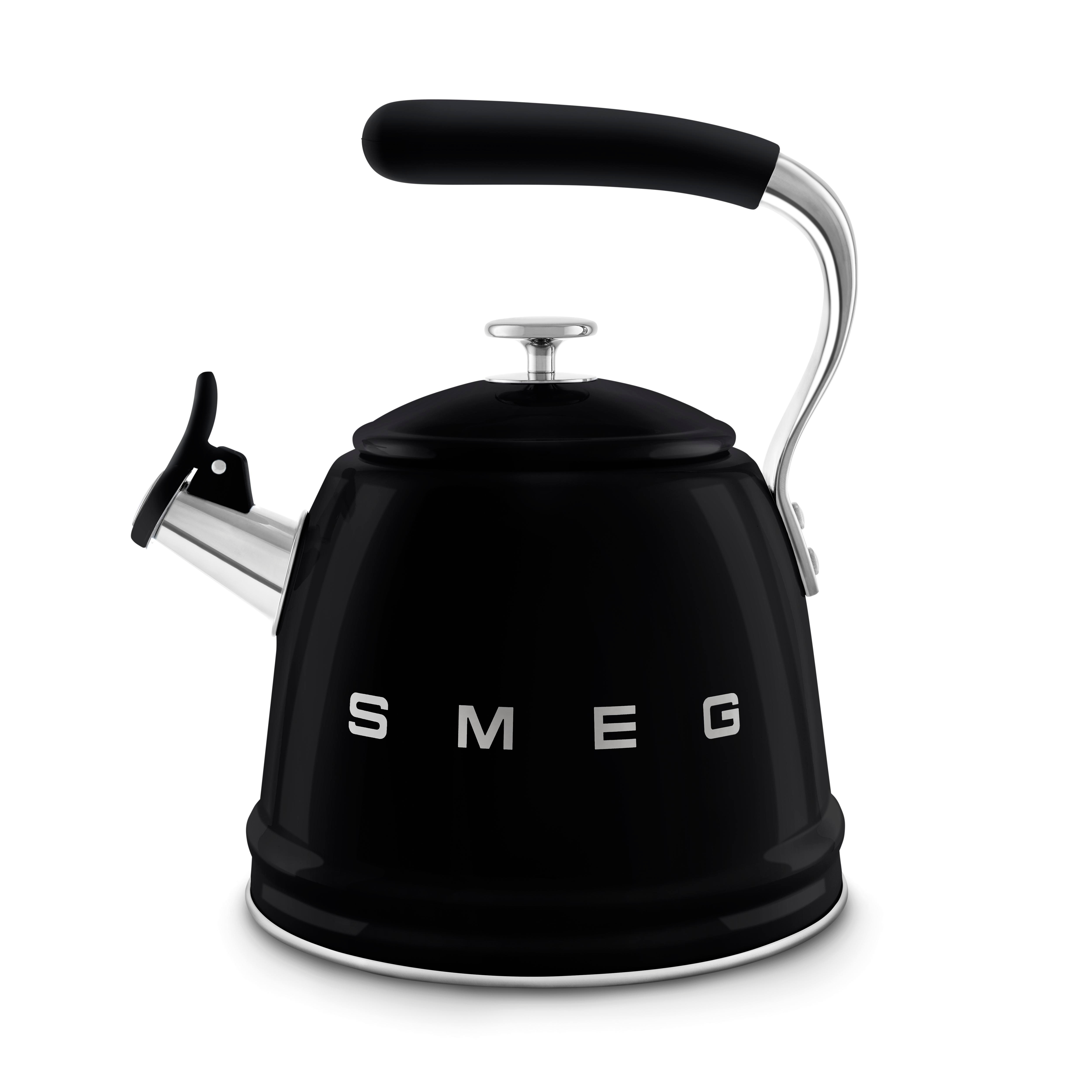 Schwarzer SMEG-Wasserkocher. Der Wasserkocher hat einen schwarzen Körper, einen Chromgriff und einen silbernen Ausguss.