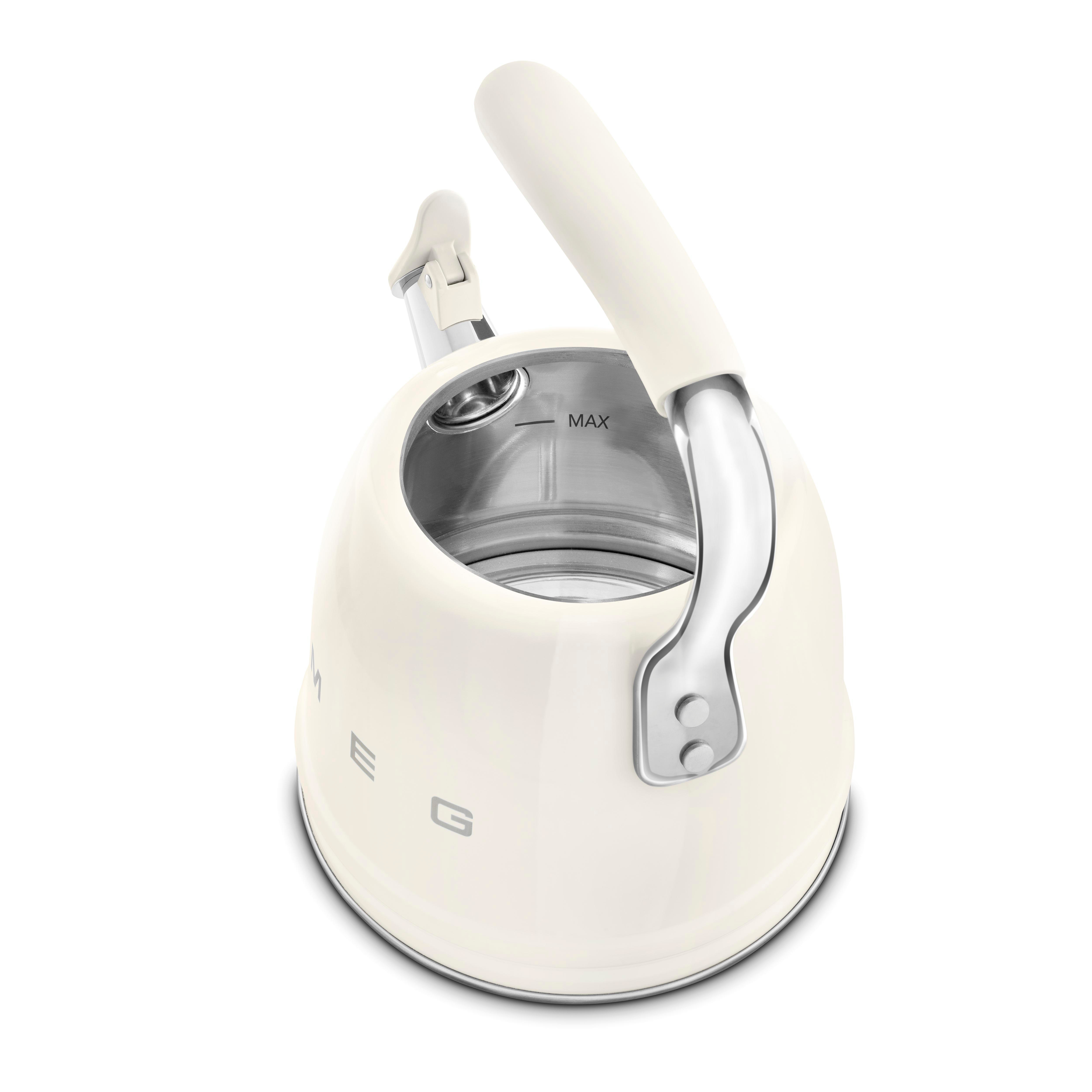 Elfenbeinfarbene SMEG-Teekanne aus einem hohen Winkel.