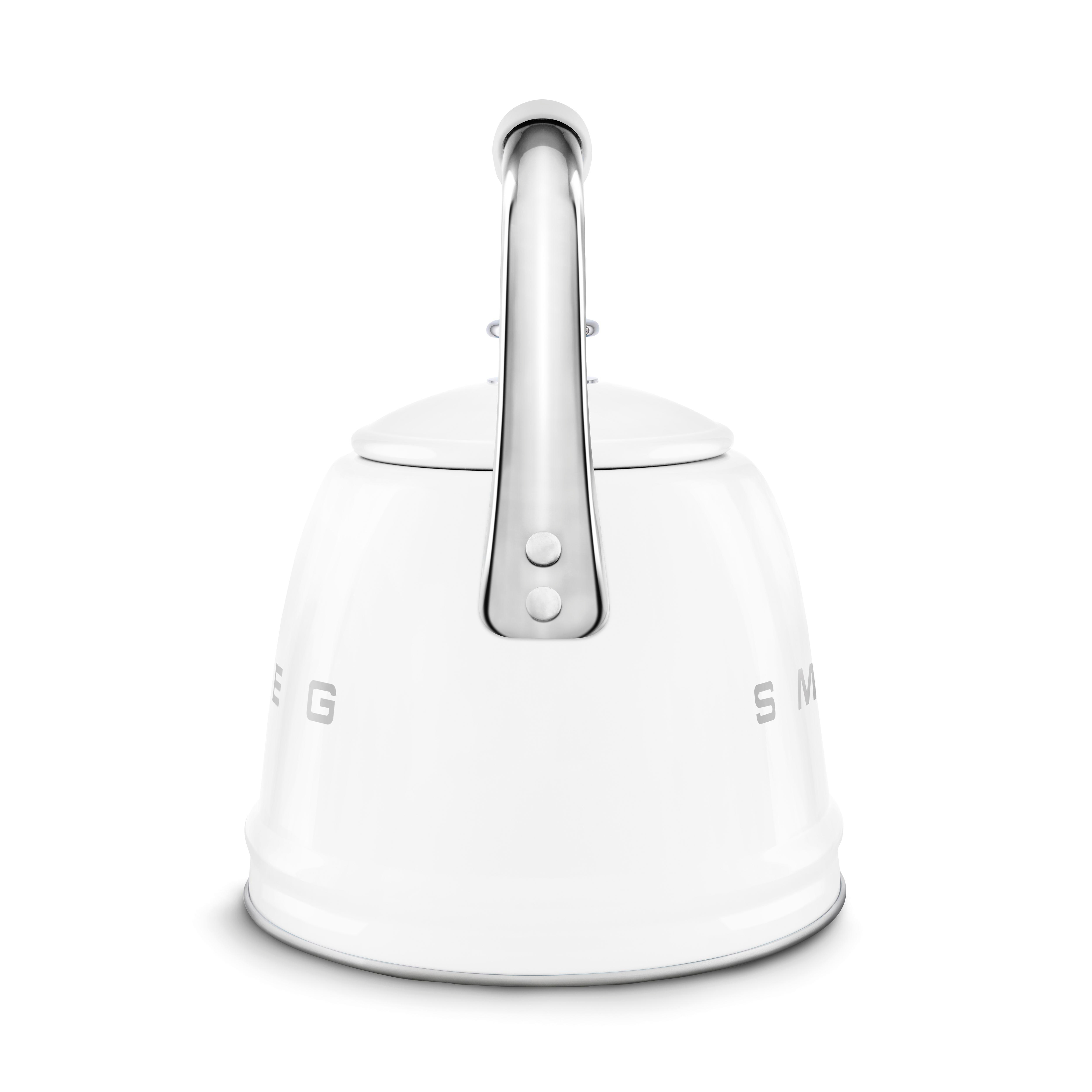 Ein weißer Smeg-Wasserkocher mit silbernem Griff und Ausguss auf weißem Hintergrund.