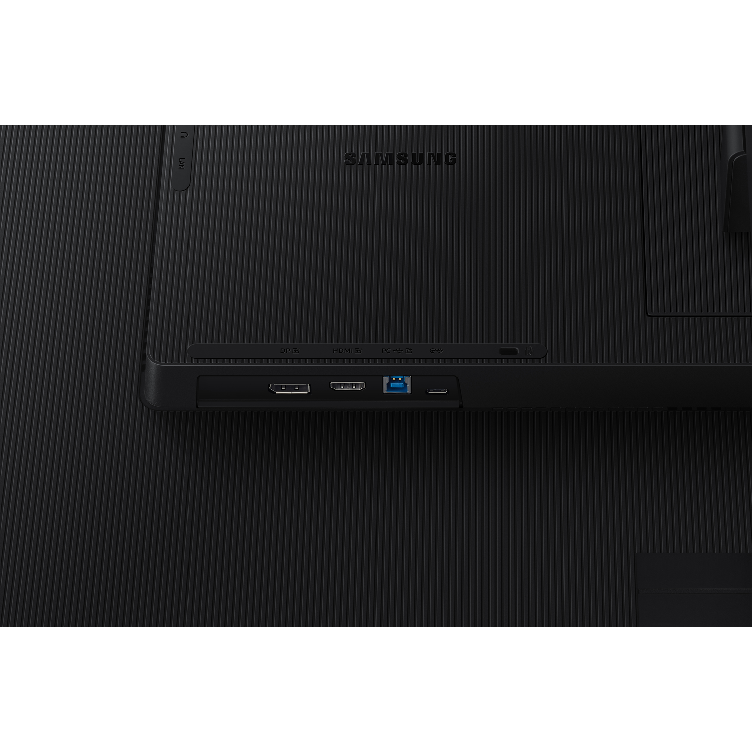 De achterkant van een monitor met aansluitpoorten. SAMSUNG-logo zichtbaar.
