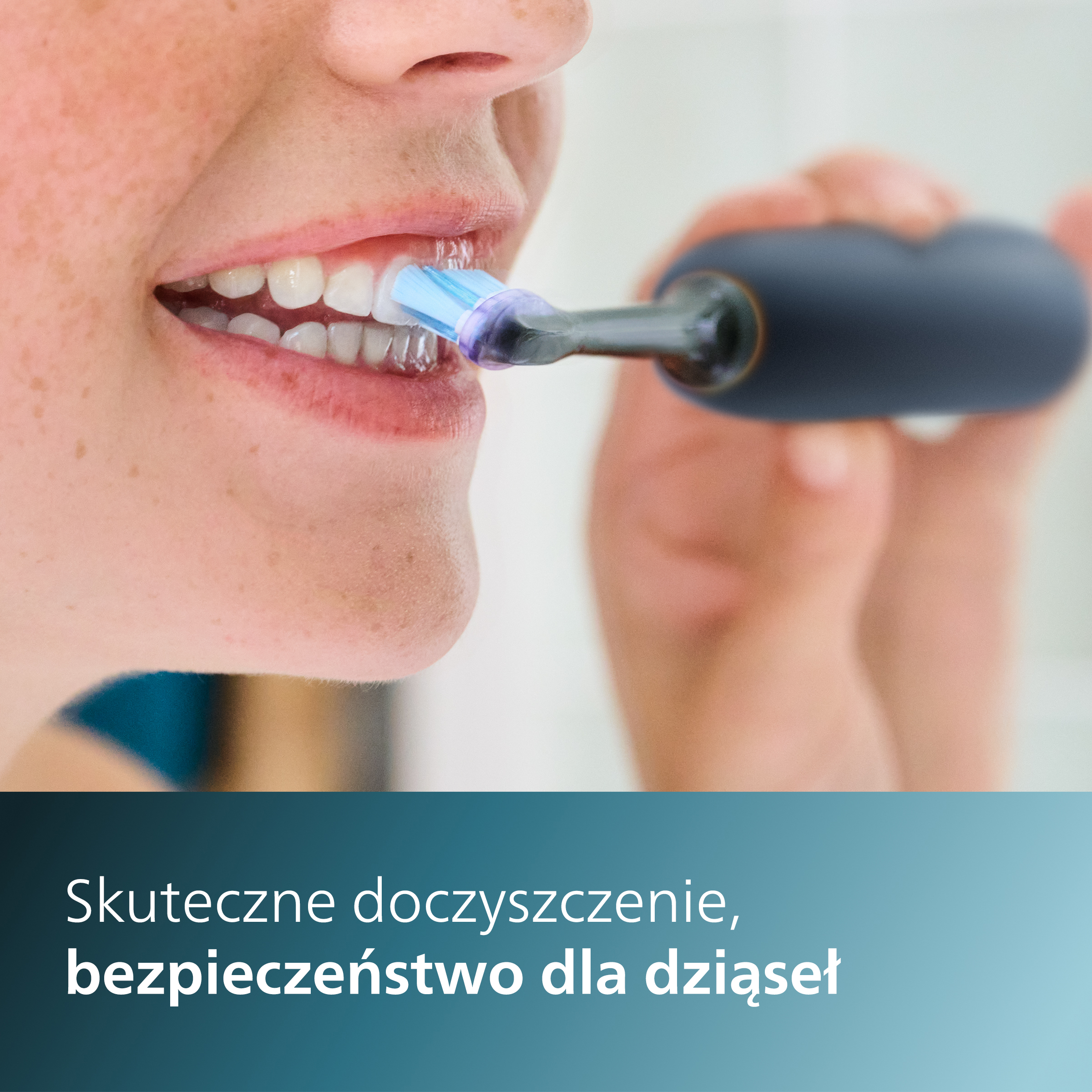 Kobieta myje zęby szczoteczką elektryczną. Zbliżenie na usta i szczoteczkę.