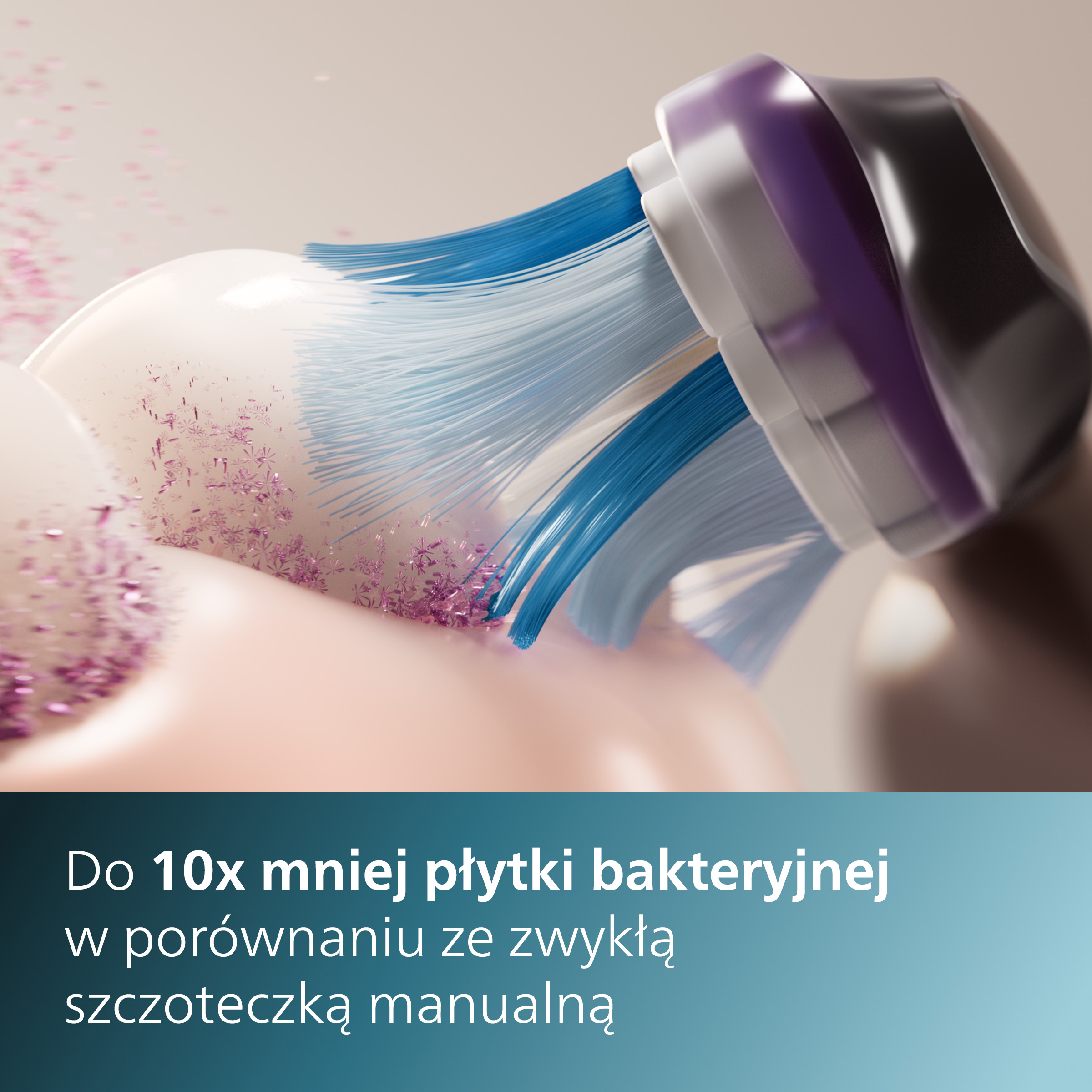 Zbliżenie główki szczoteczki do zębów. Niebieskie i fioletowe włosie, widoczne różowe cząsteczki.