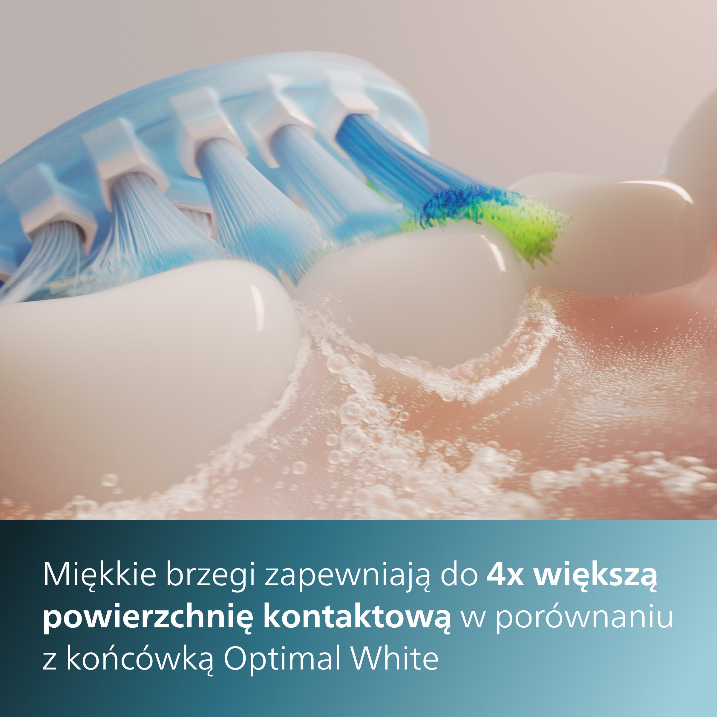 Zbliżenie na szczoteczkę do zębów czyszczącą zęby, pokazujące włosie i pastę do zębów.