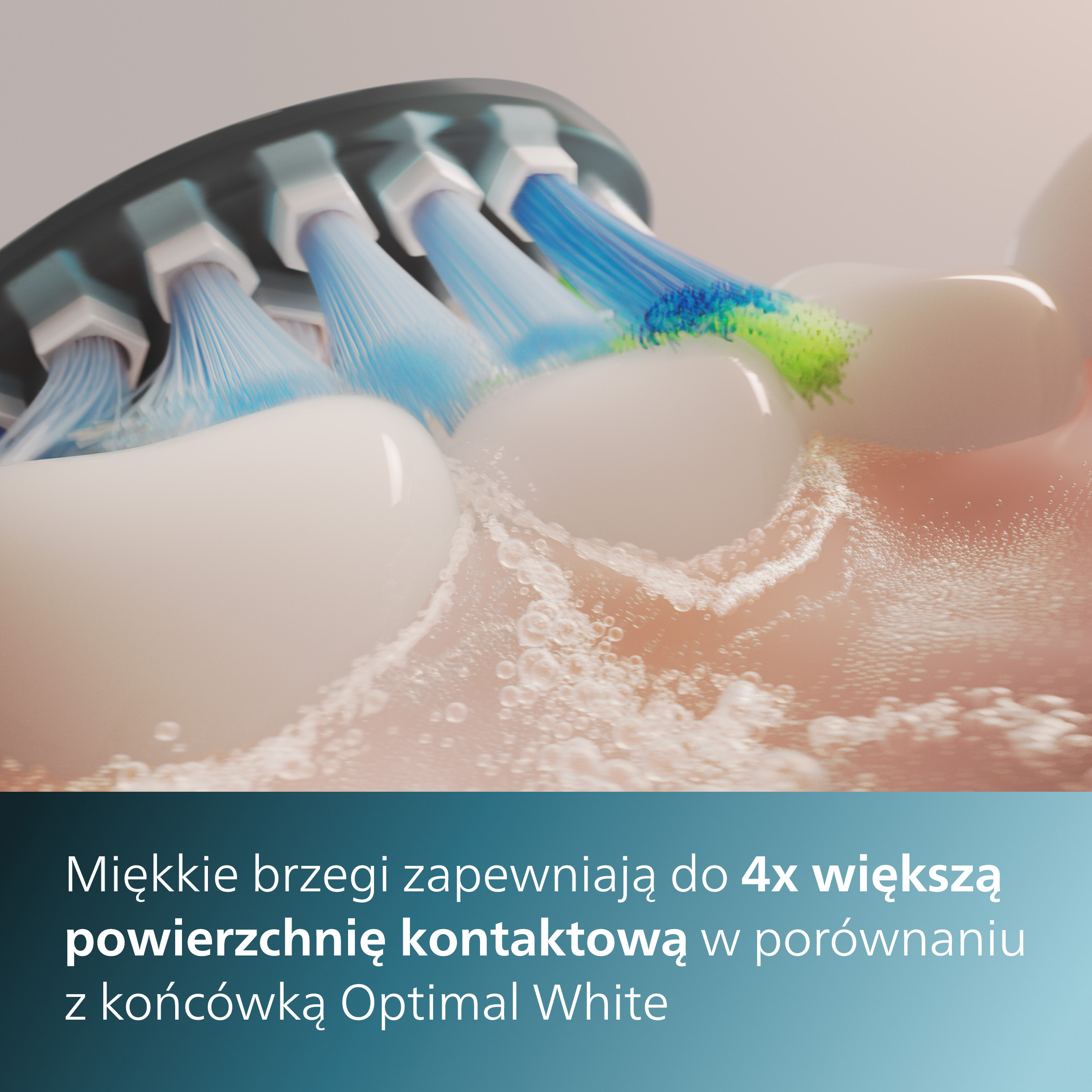 Zbliżenie szczoteczki do zębów czyszczącej zęby. Niebieskie i zielone włosie.