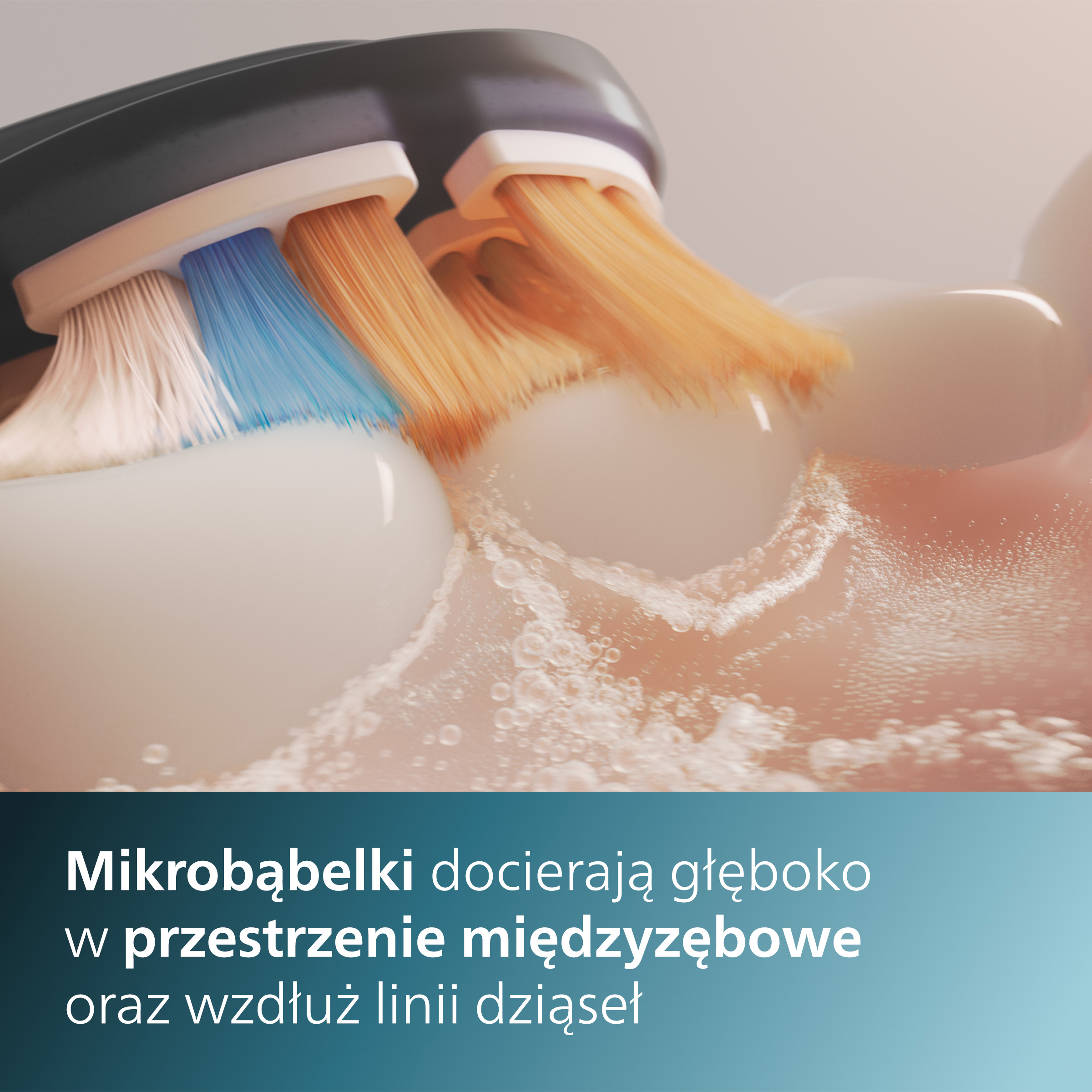 Zbliżenie szczoteczki do zębów czyszczącej zęby. Białe zęby i krople wody.