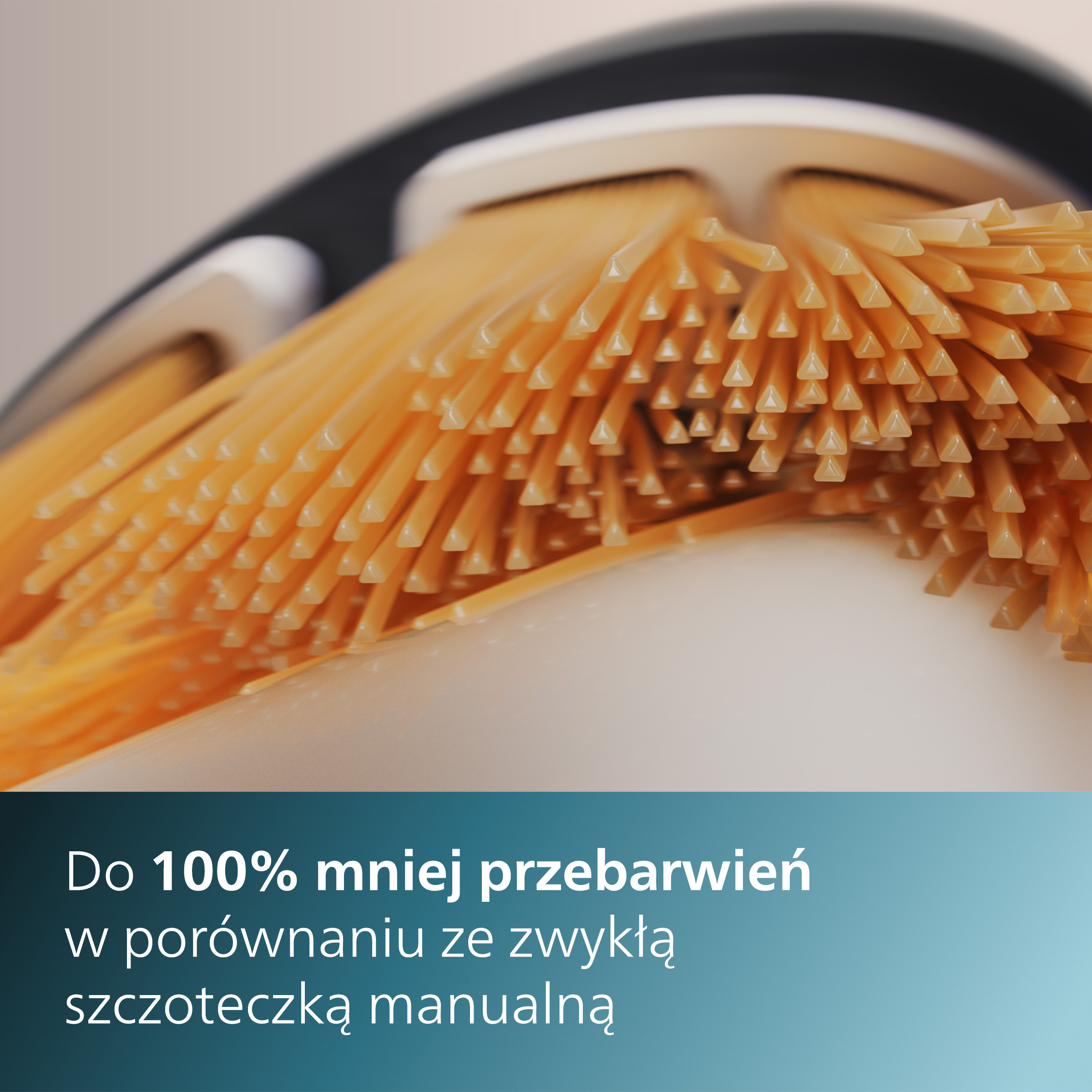 Zbliżenie na włosie szczoteczki do zębów, z tekstem o redukcji przebarwień.
