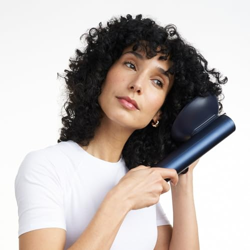 Mujer usando una herramienta azul para peinar el cabello.