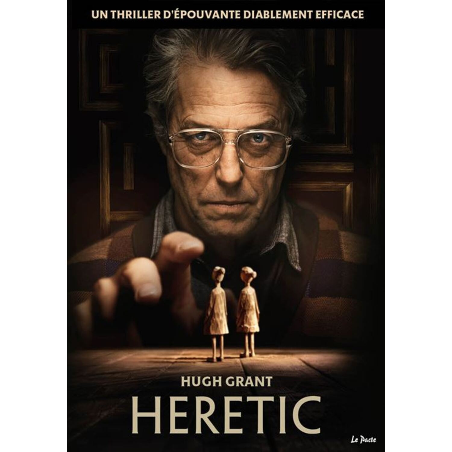 Affiche de film : Hugh Grant, Heretic. Avec un homme en lunettes, deux figures et un fond en labyrinthe.