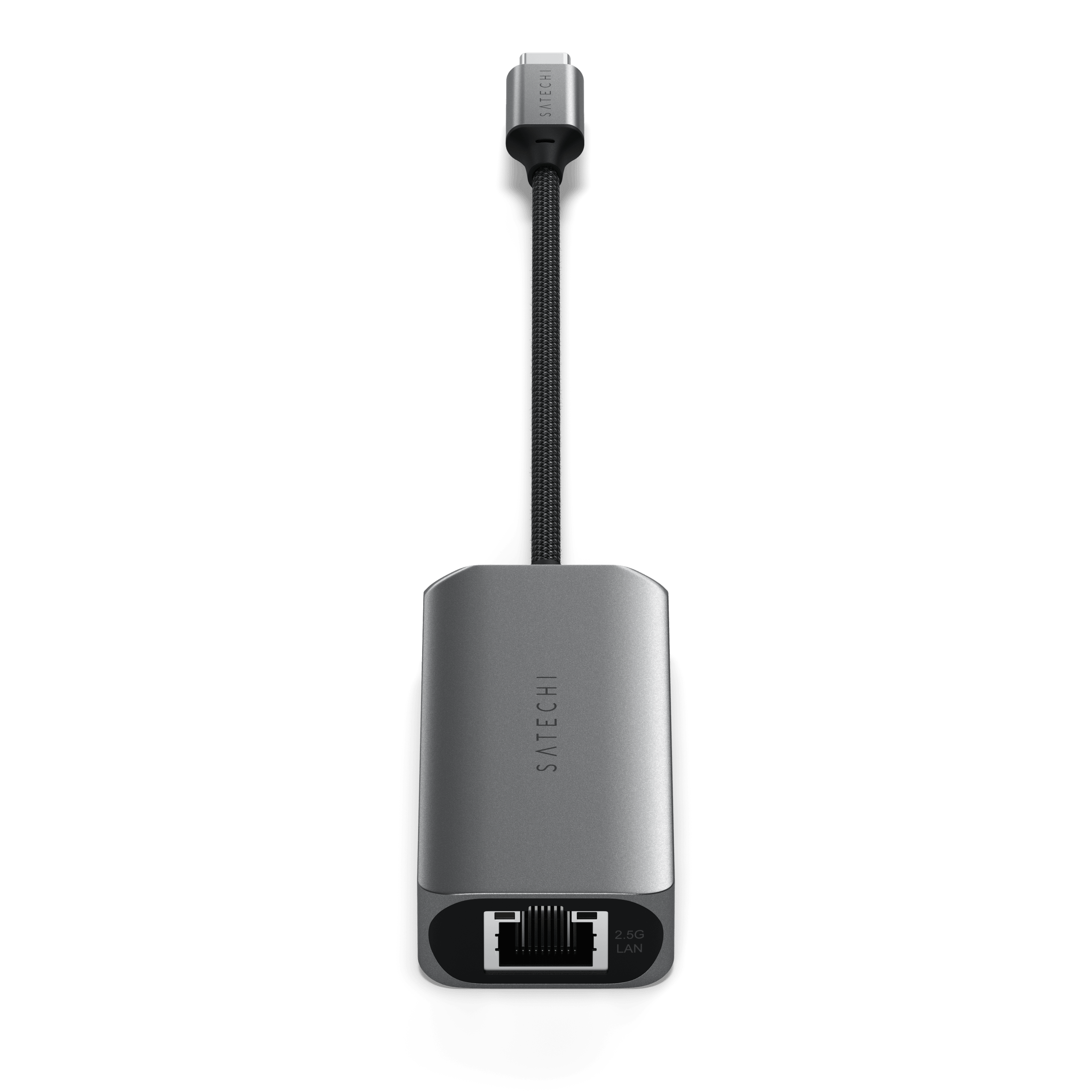 Silberner Ethernet-Adapter mit schwarzem Kabel. Der Markenname Satechi ist aufgedruckt.