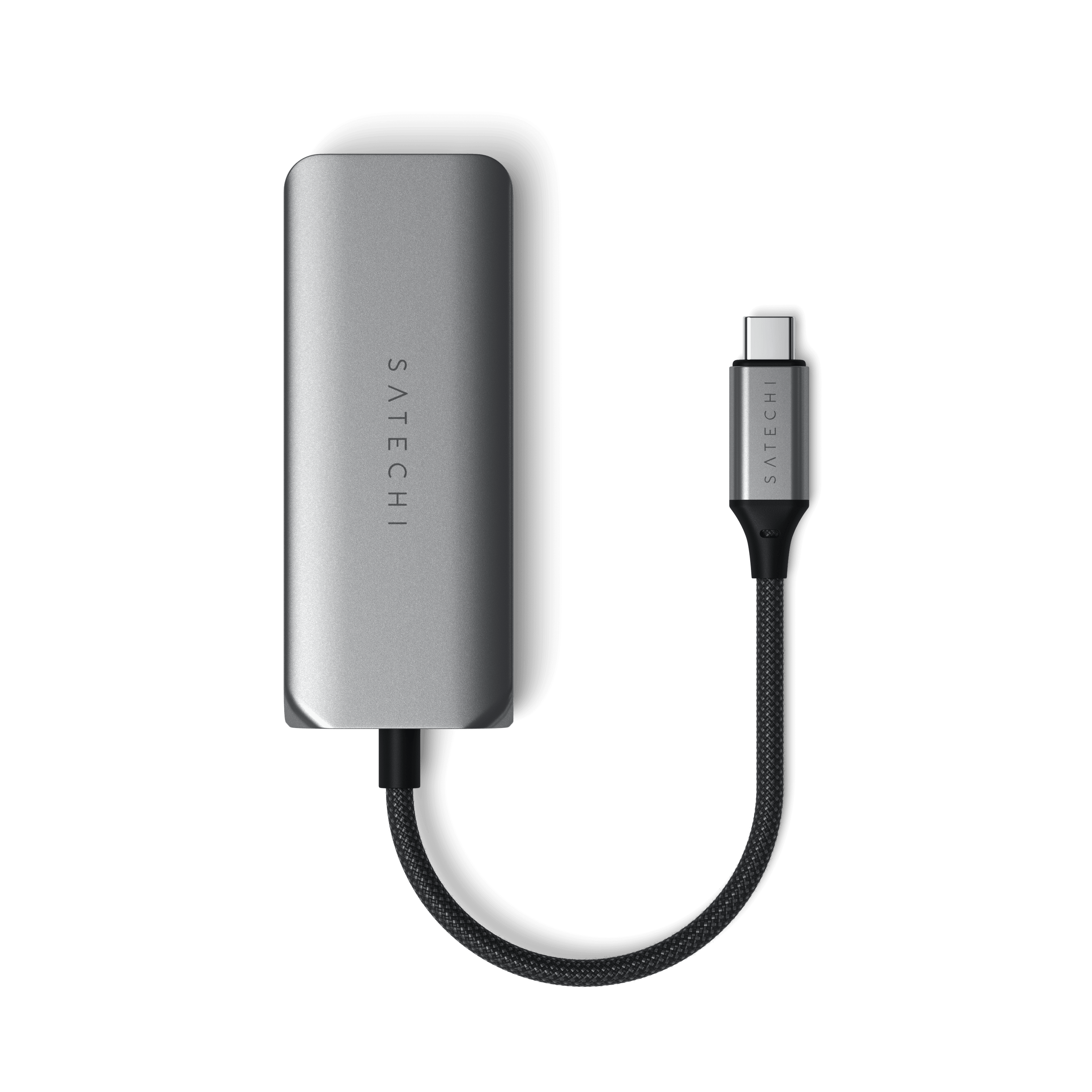 Ein silberner Satechi-Adapter mit einem USB-C-Kabel, vor schwarzem Hintergrund.