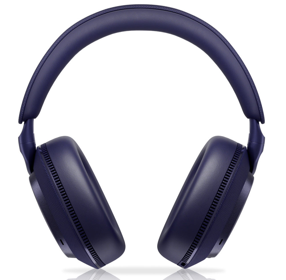 Ciemnoniebieskie słuchawki, widok z góry, czarne tło, połączenie kablowe.