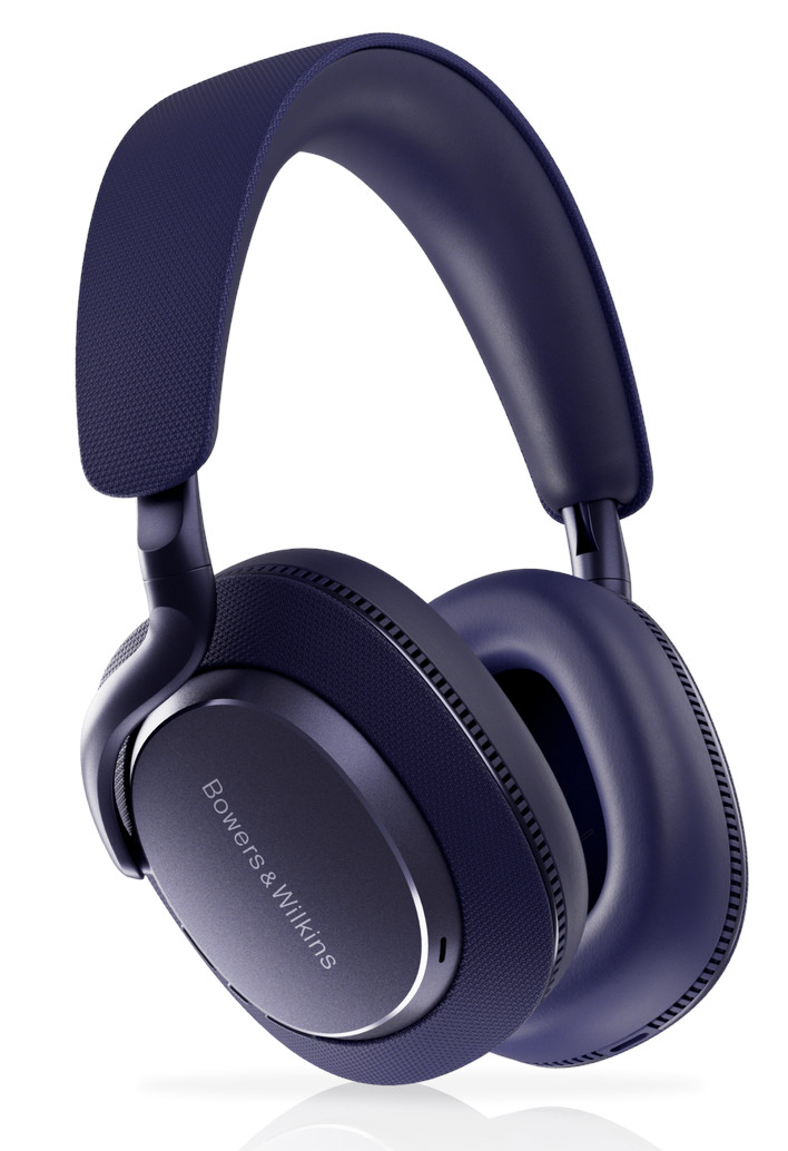 Ciemnoniebieskie słuchawki, zbliżenie, białe tło, logo Bowers & Wilkins.