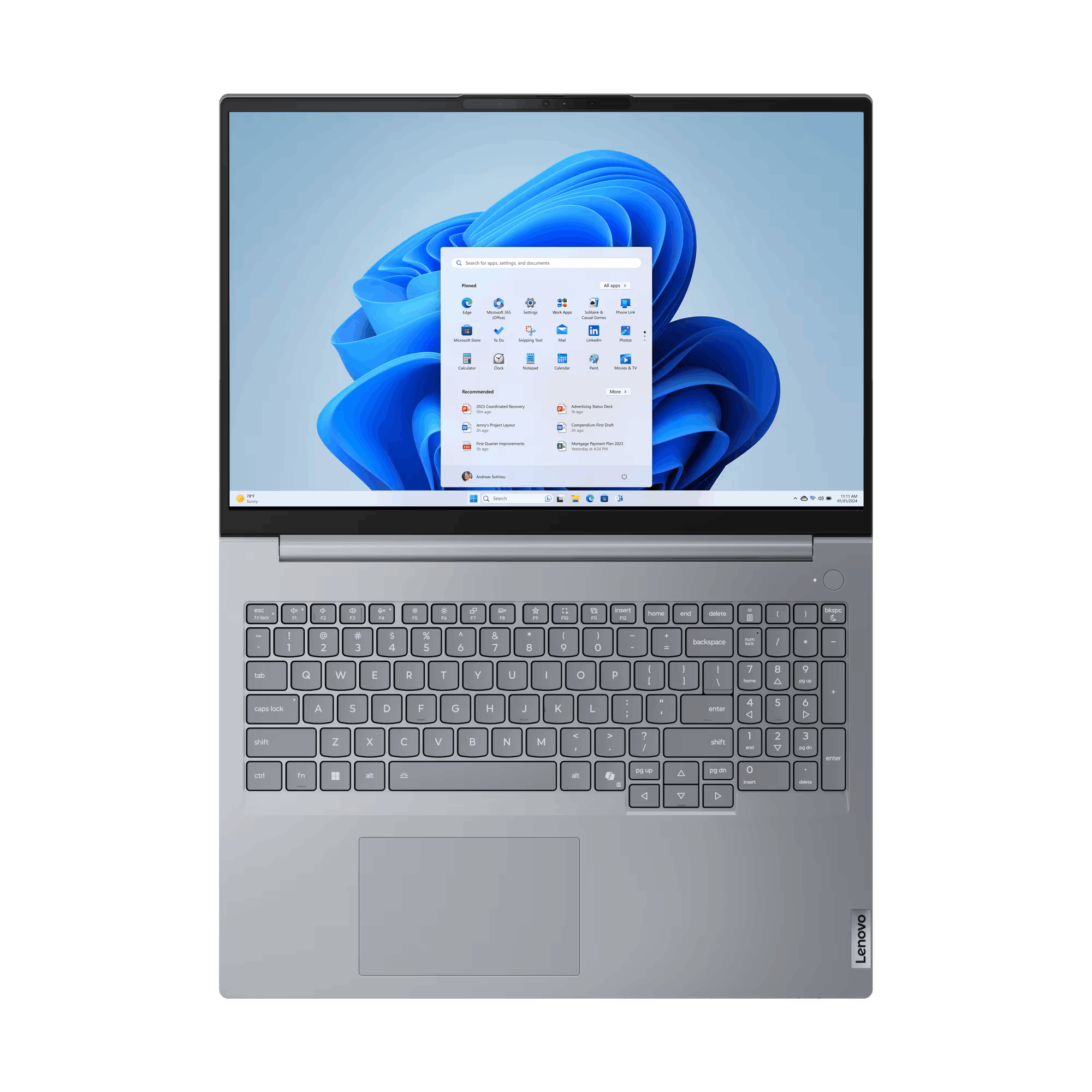 Portátil con la pantalla abierta. La pantalla muestra una interfaz de Windows 11. Teclado y panel táctil visibles.