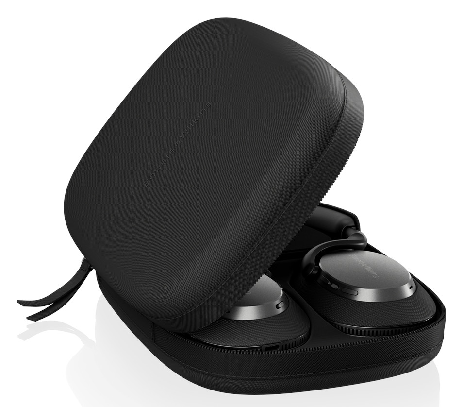 Czarne słuchawki w czarnym etui, Bowers & Wilkins.