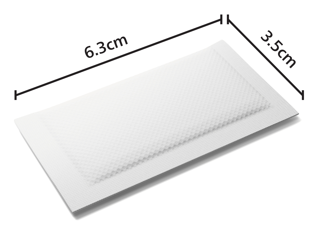 Parche rectangular blanco, 6,3 cm por 3,5 cm, con centro texturizado y borde plano.