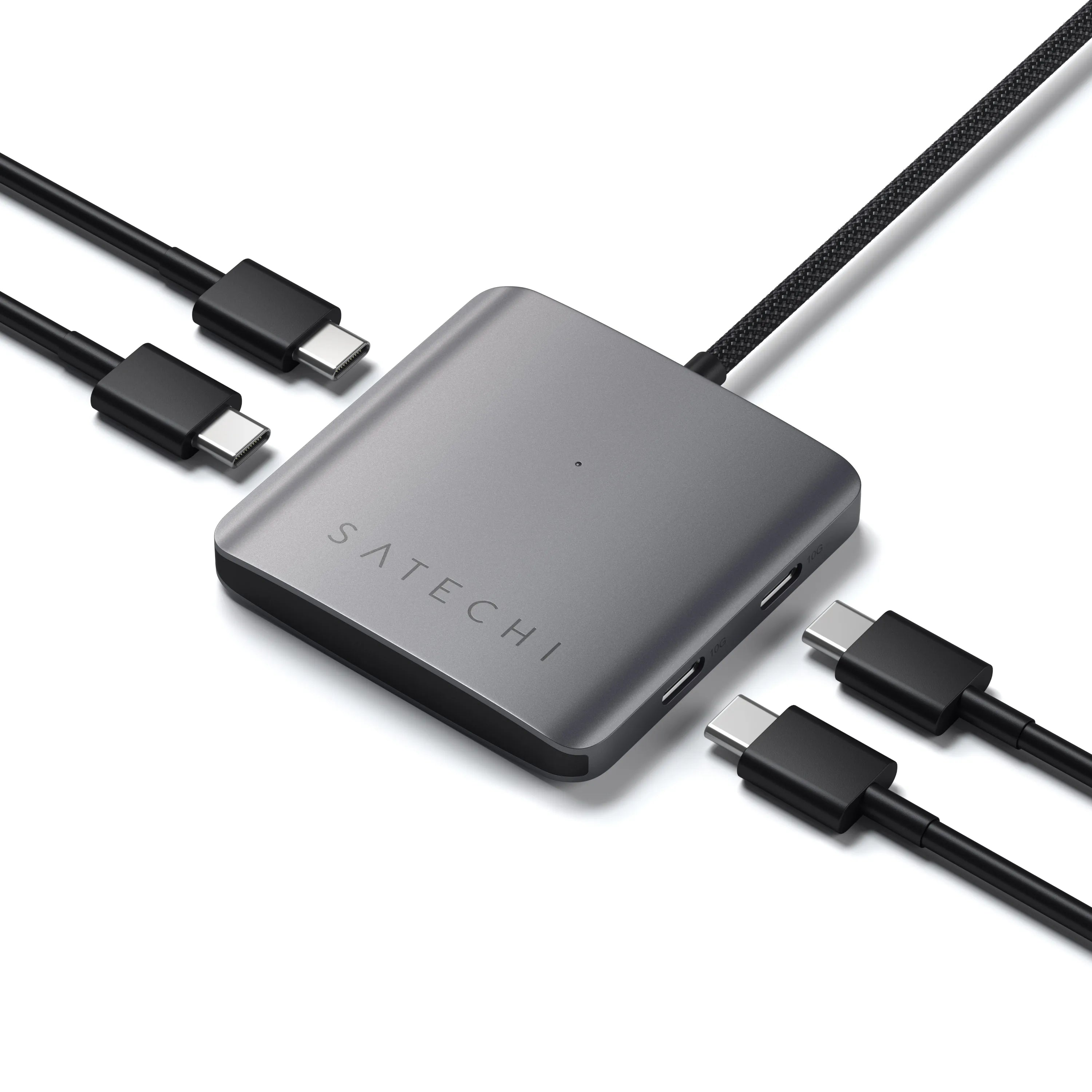 Grauer Satechi-Hub mit vier schwarzen USB-C-Kabeln. Weißer Hintergrund, gut beleuchtet.
