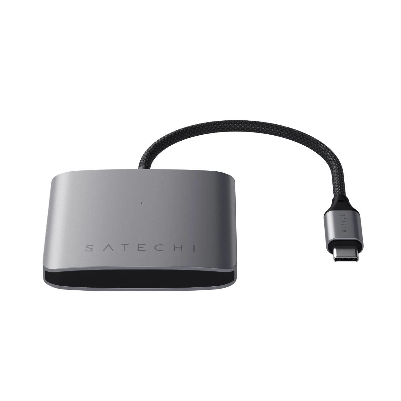Silberner Satechi Adapter mit USB-C-Kabel auf schwarzem Hintergrund.