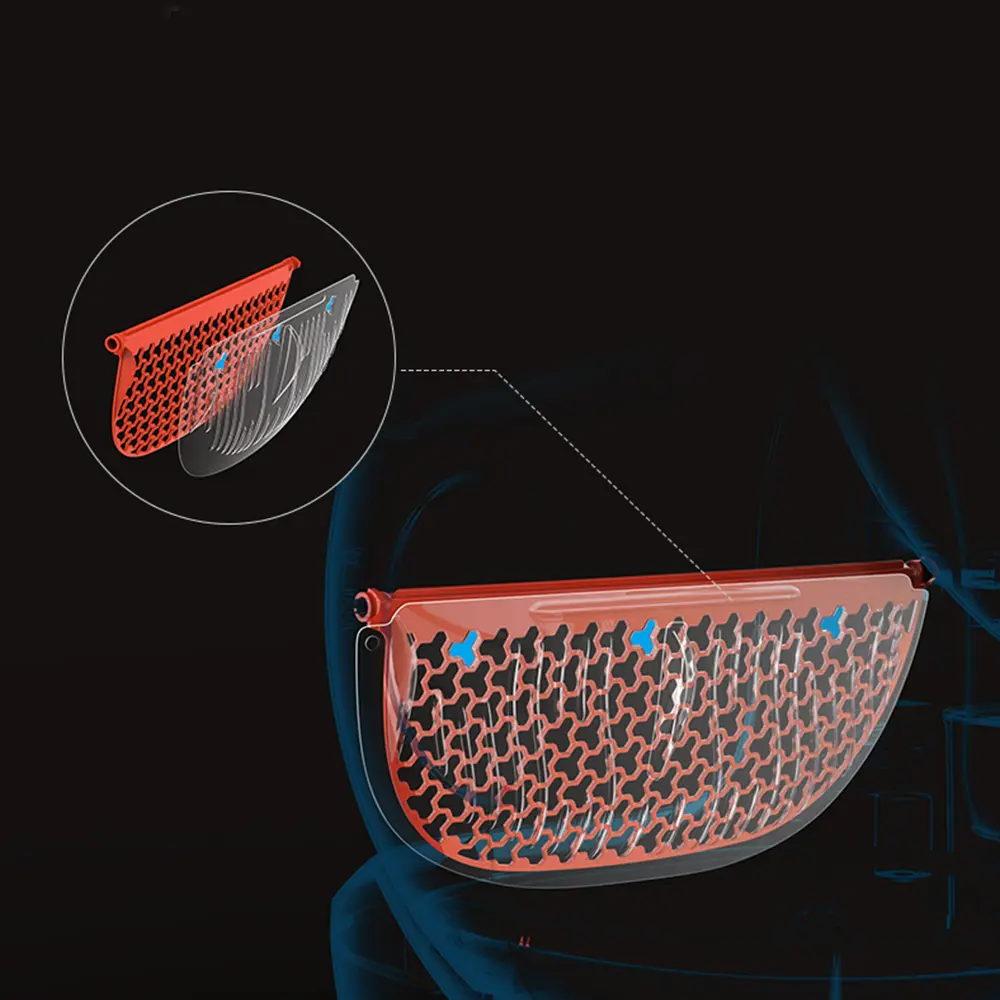 Rote und transparente Maske mit blauen Akzenten, auf dunklem Hintergrund.