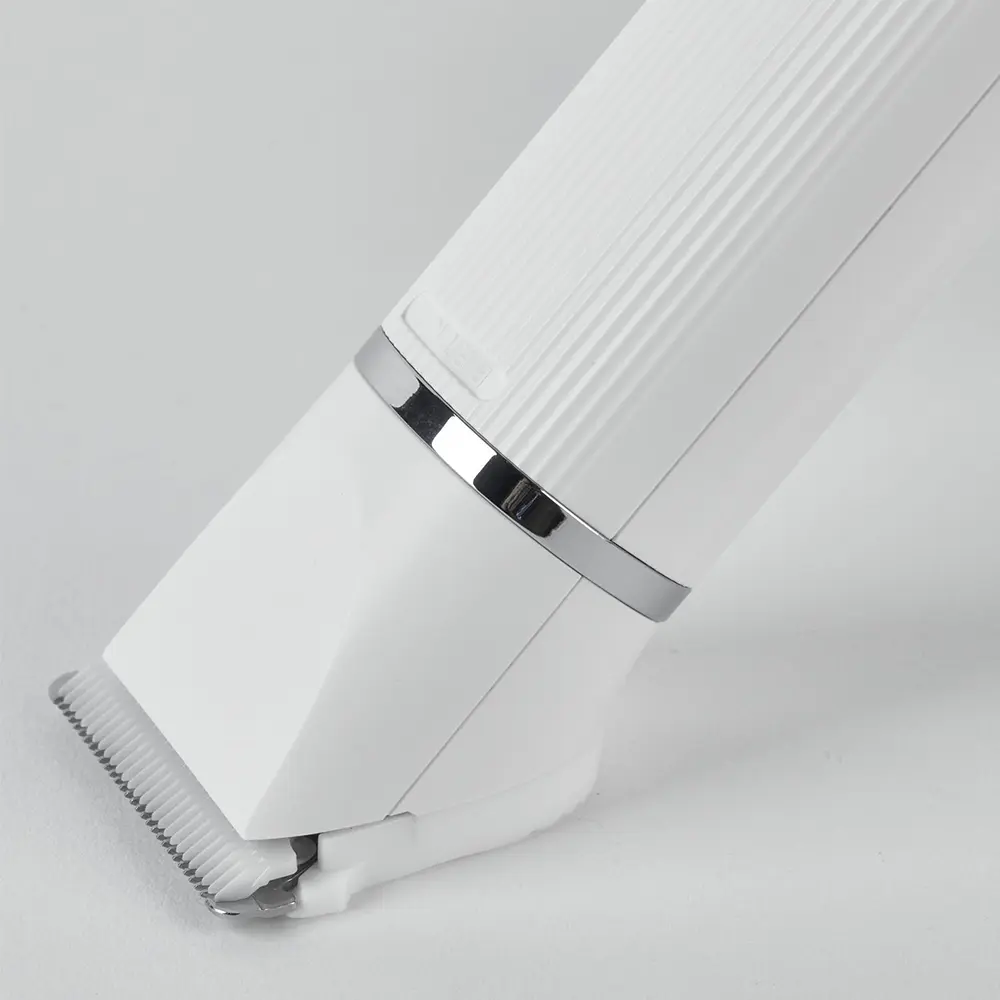 Tagliacapelli elettrico bianco con dettagli argentati.