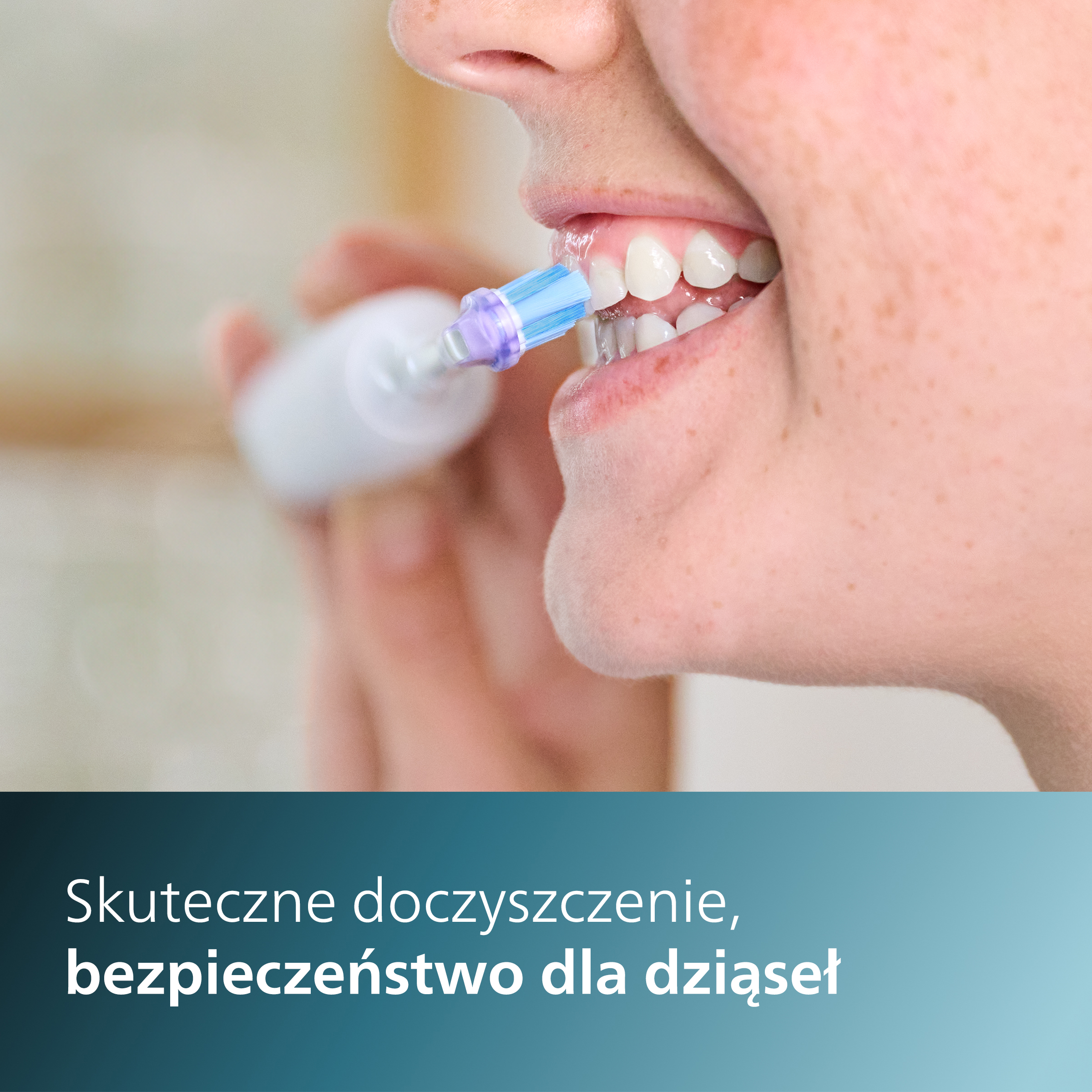 Osoba szczotkująca zęby szczoteczką elektryczną, zbliżenie.