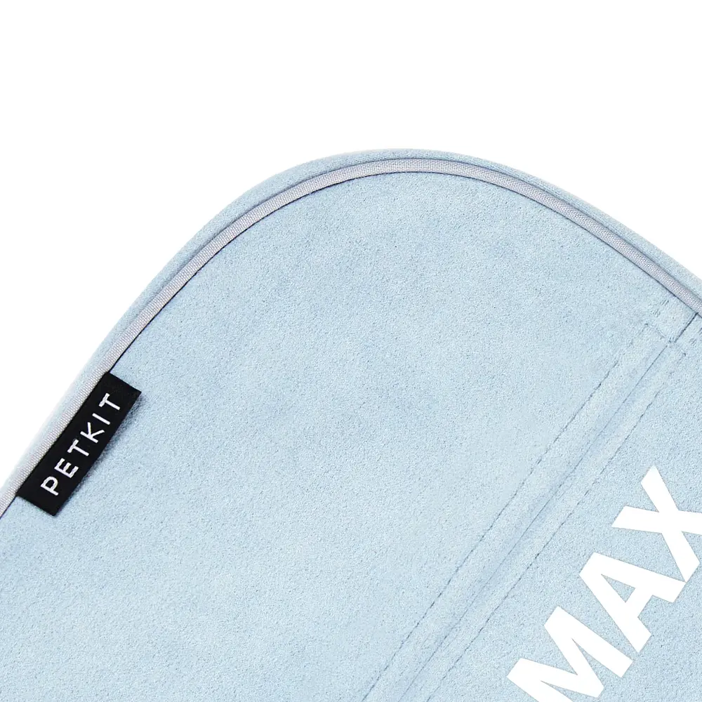 Gros plan sur un coussin pour animaux Petkit Max bleu clair avec le nom de la marque en blanc.
