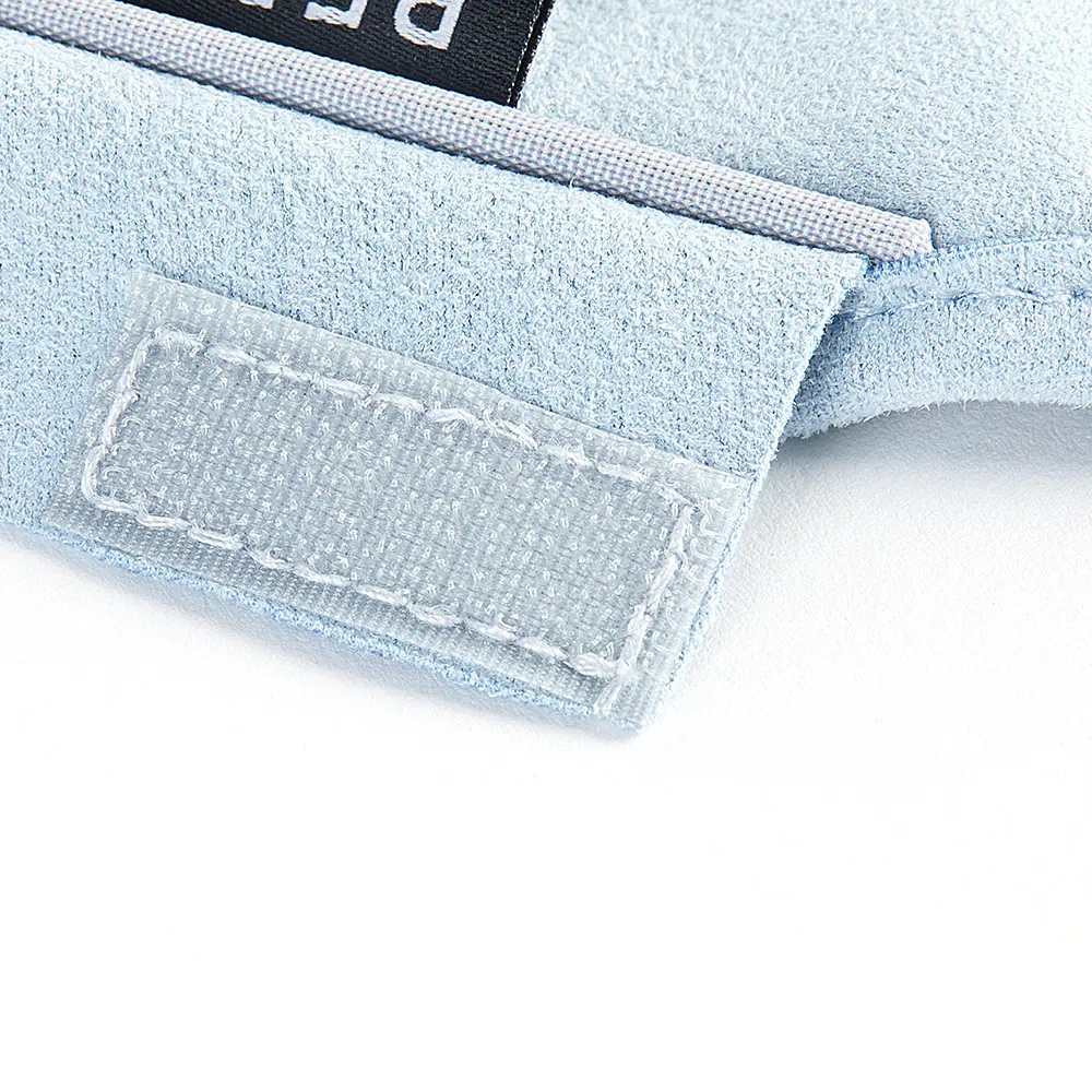 Gros plan sur un tissu bleu pâle avec une pièce velcro attachée.