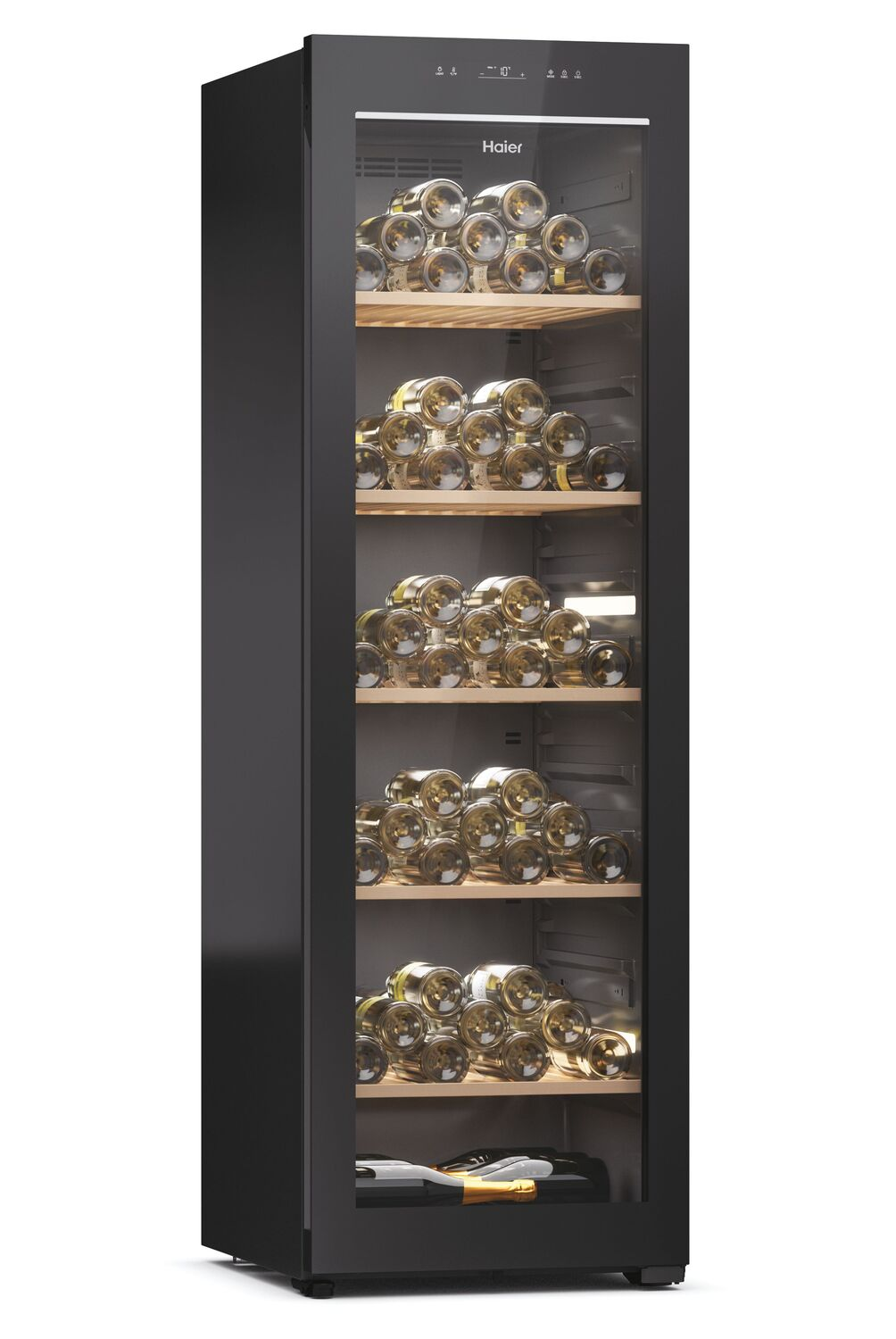 Enfriador de vino Haier negro con puerta de vidrio que muestra botellas de vino en estantes de madera, fondo blanco.