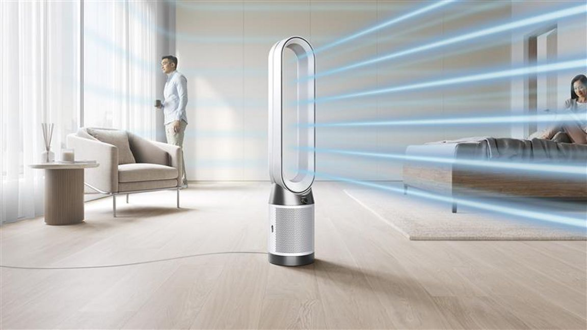 Purificateur d'air avec flux d'air dans une pièce. Personne debout à proximité.