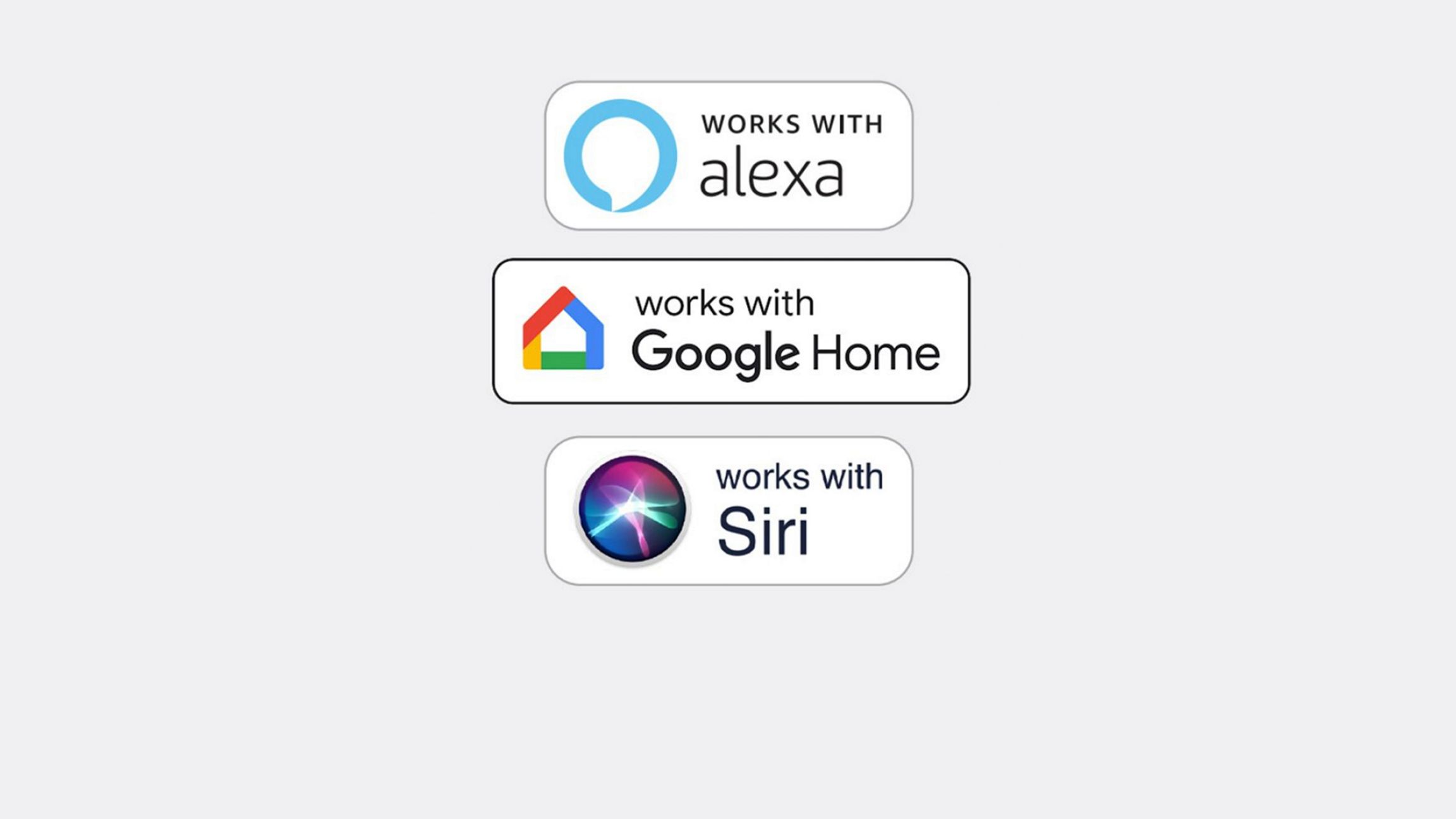 Trois icônes : Alexa, Google Home et Siri, chacune avec les mots « fonctionne avec » au-dessus.