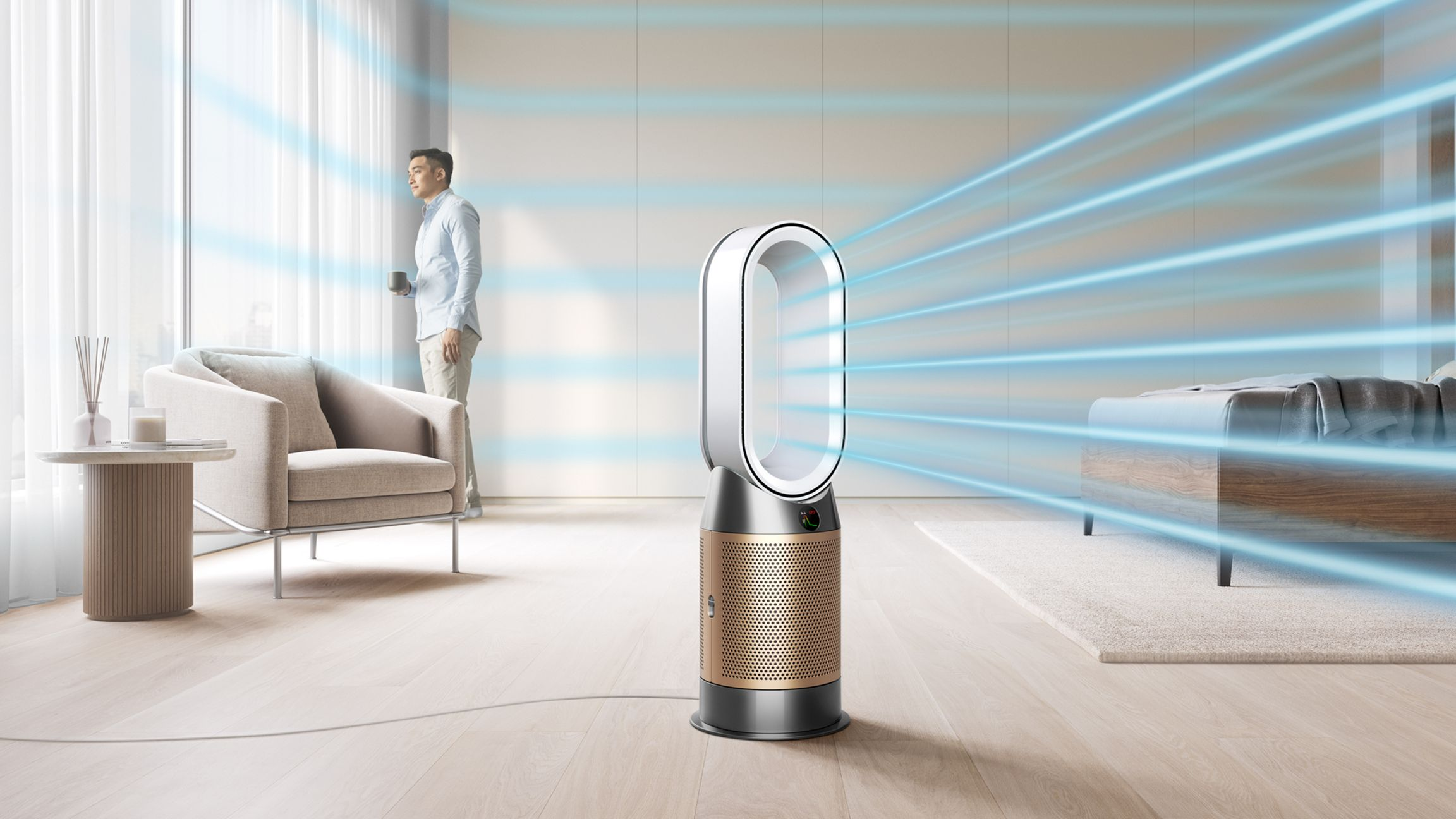 Purificateur d'air avec flux d'air dans une pièce. Homme debout à proximité.
