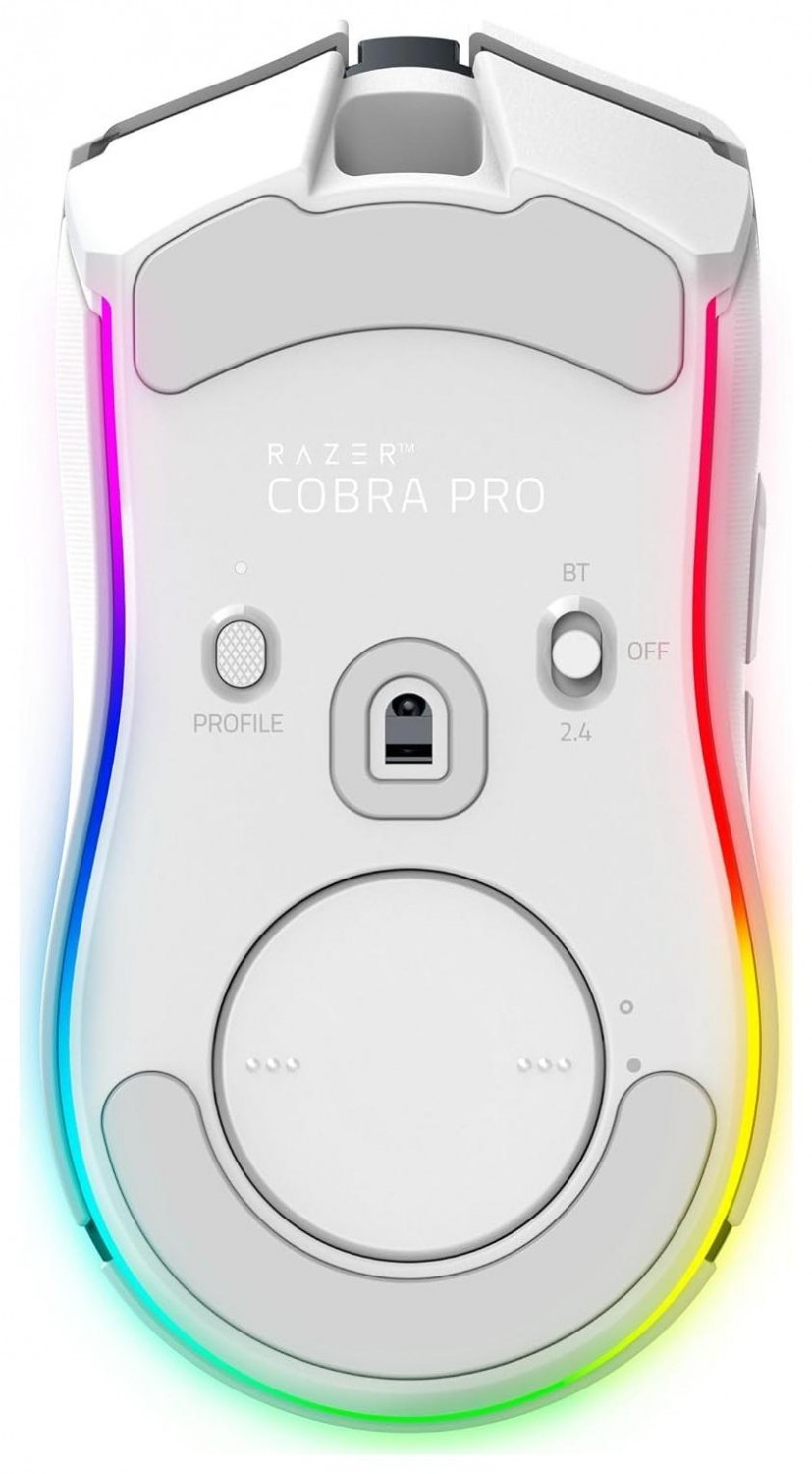 Biała mysz Razer Cobra Pro od dołu, z przyciskami, oświetleniem RGB i obszarem stacji ładującej.