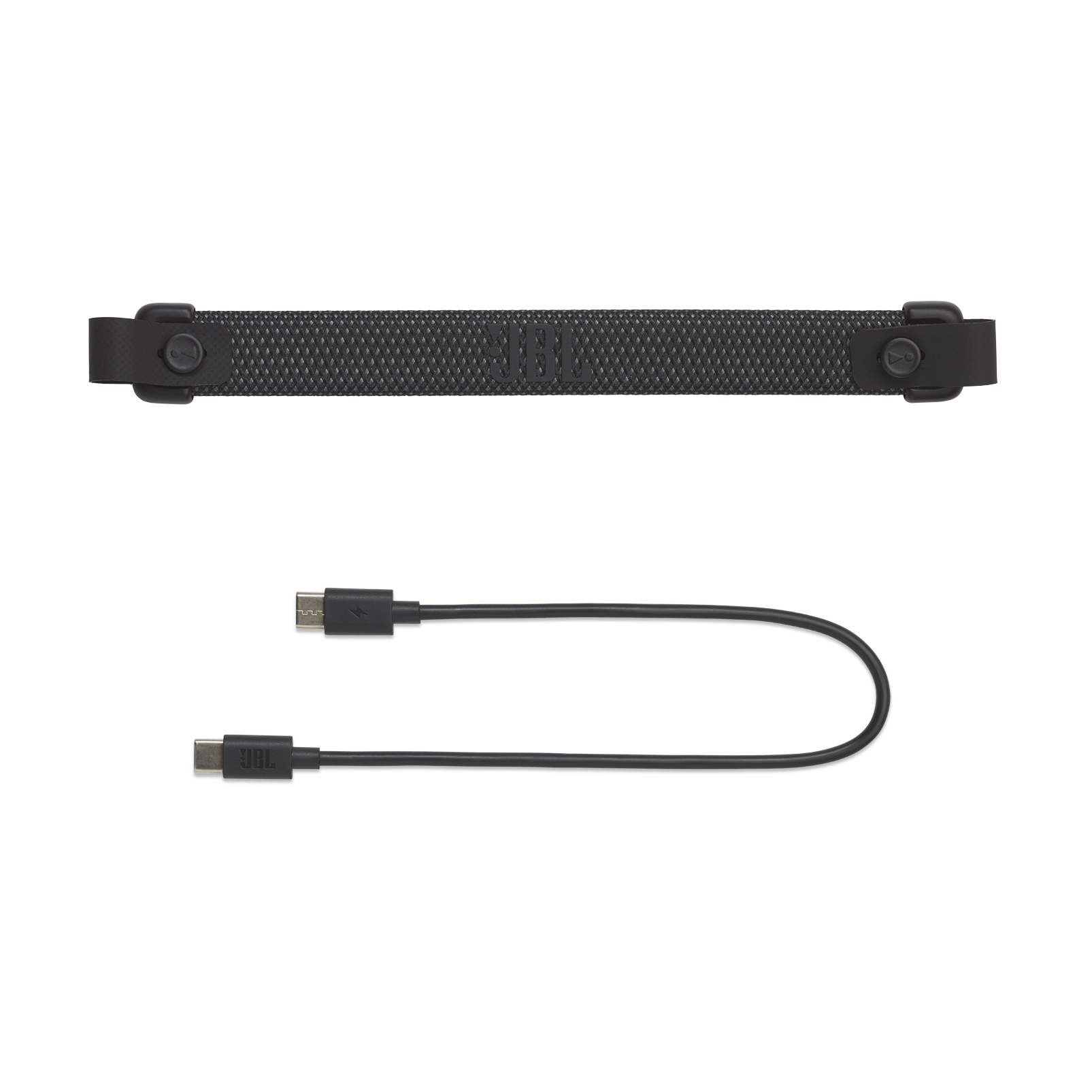 Siyah JBL kalp atış hızı monitörü kayışı ve USB şarj kablosu. Siyah arka plan üzerinde izole edilmiş.