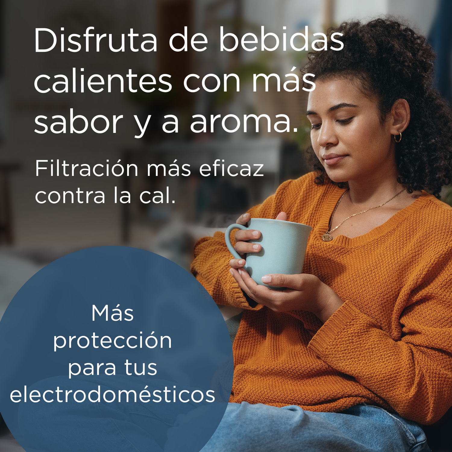 Mujer sosteniendo una taza azul, con texto sobre bebidas calientes y protección para electrodomésticos.