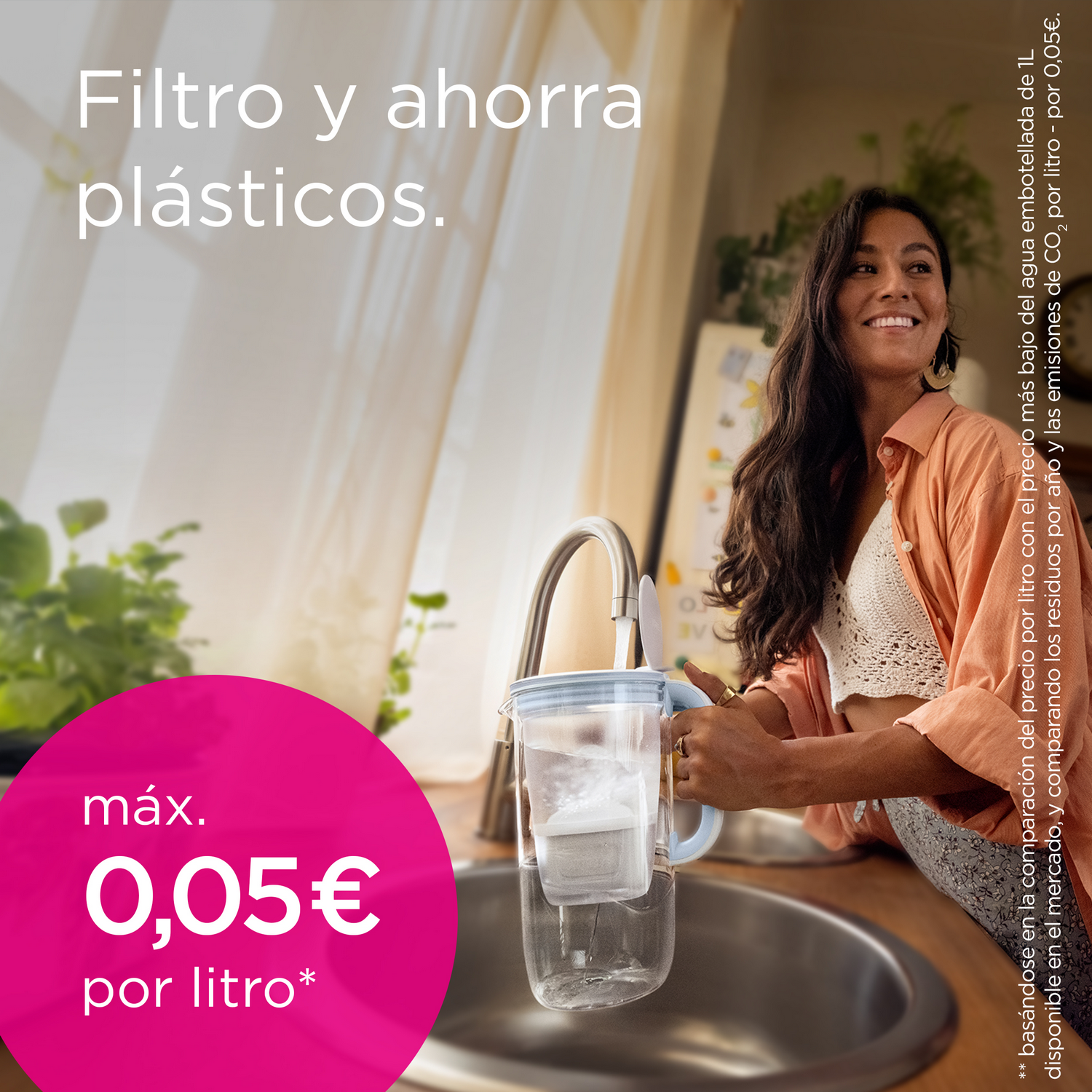 Mujer sonríe, sosteniendo un filtro de agua, con texto sobre ahorrar plástico y costo.