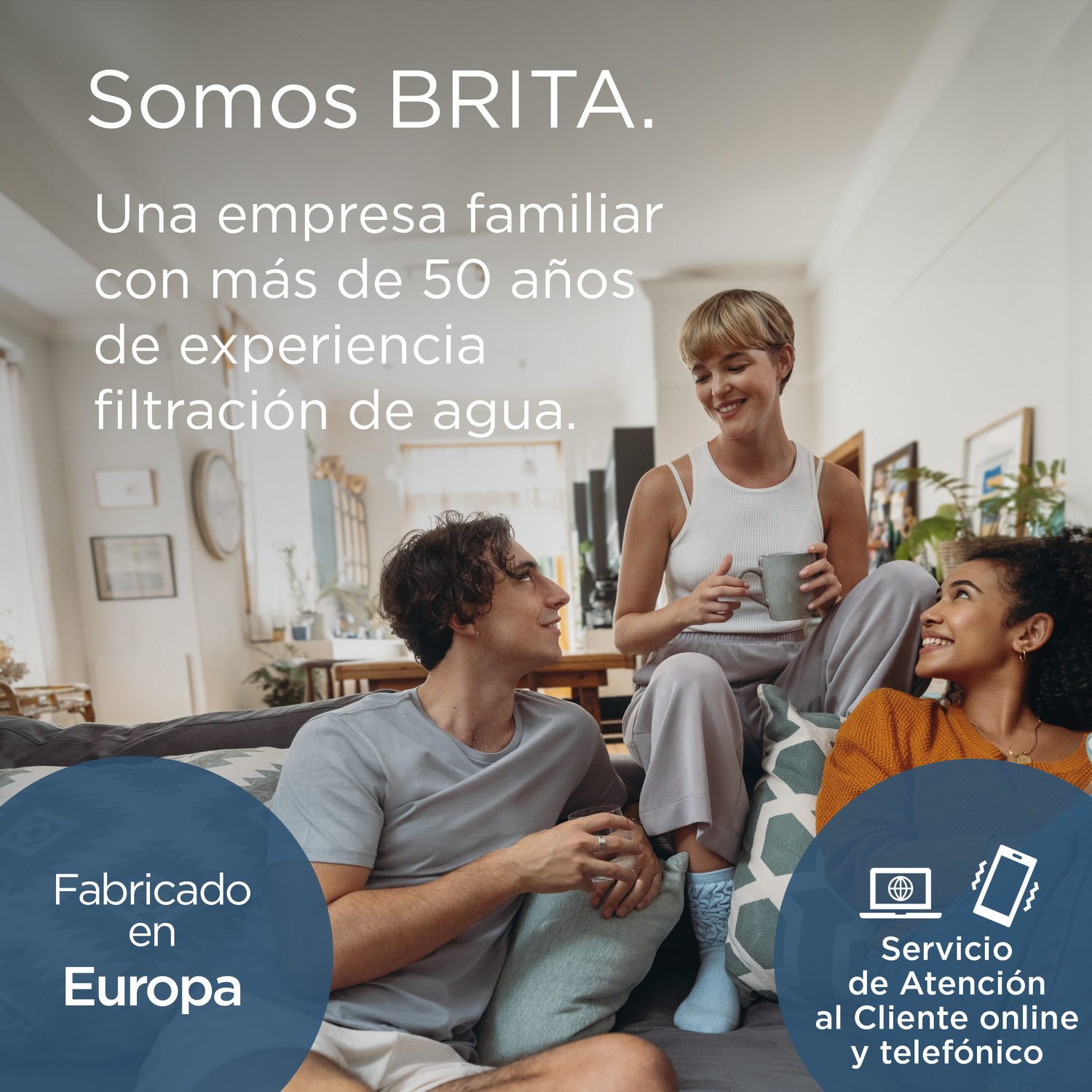 Tres personas en una sala de estar con texto sobre una empresa familiar de filtración de agua.