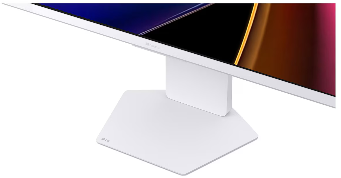 Fehér számítógép monitor fehér állványon, LG logóval.