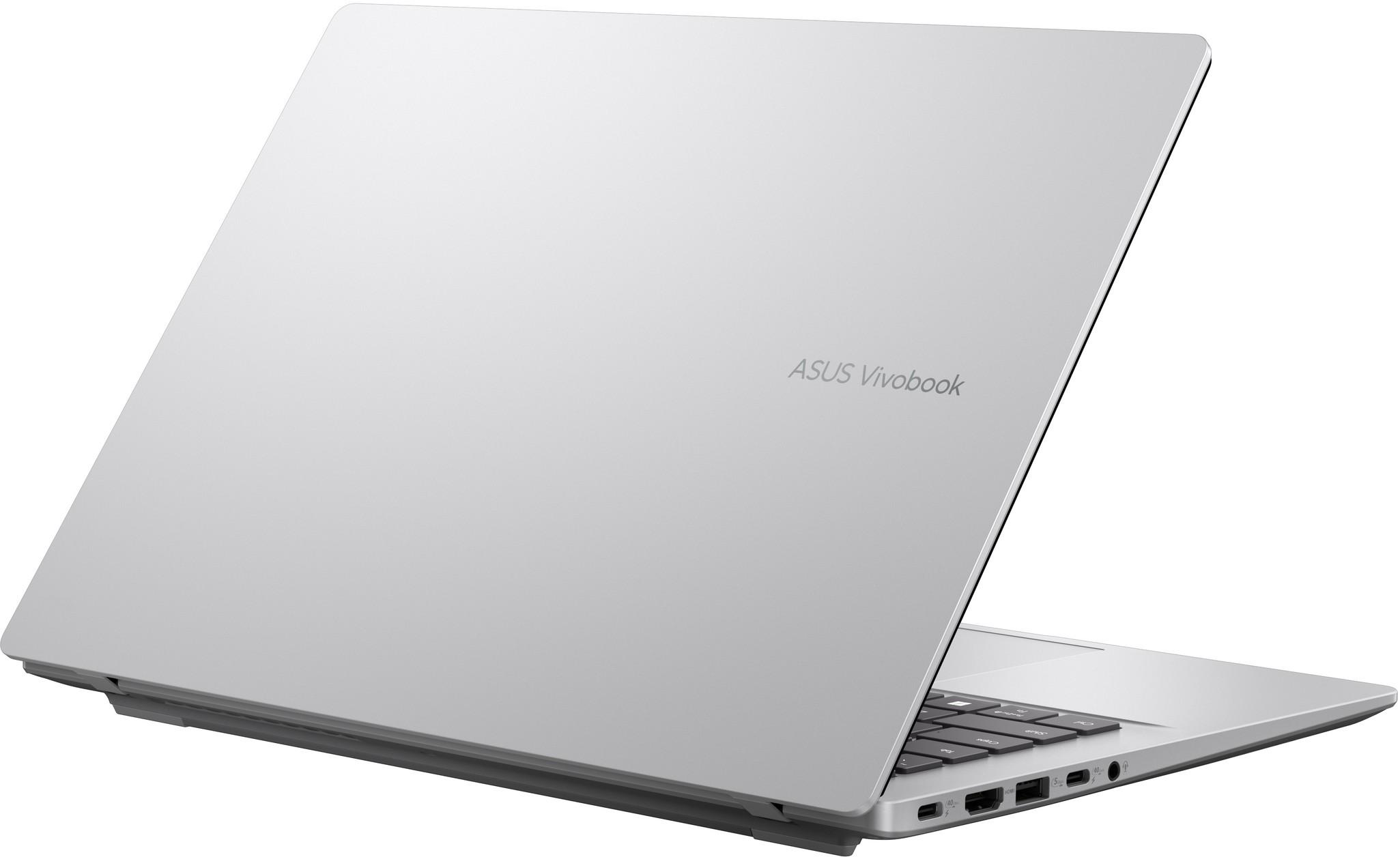 Ezüst laptop hátlapja, nyitva. 'ASUS Vivobook' felirat látható.