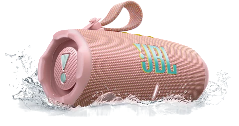 Siyah bir arka plan üzerinde, etrafında su sıçramaları olan pembe bir JBL hoparlör.