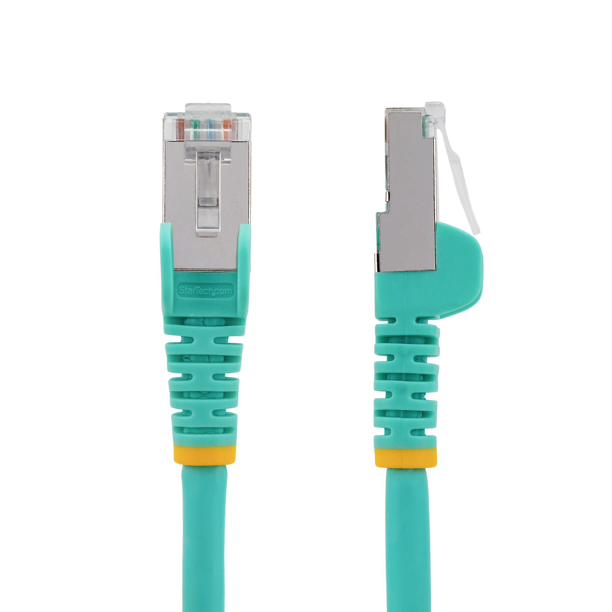 Két türkiz és ezüst ethernet kábel csatlakozókkal, fehér háttér előtt.