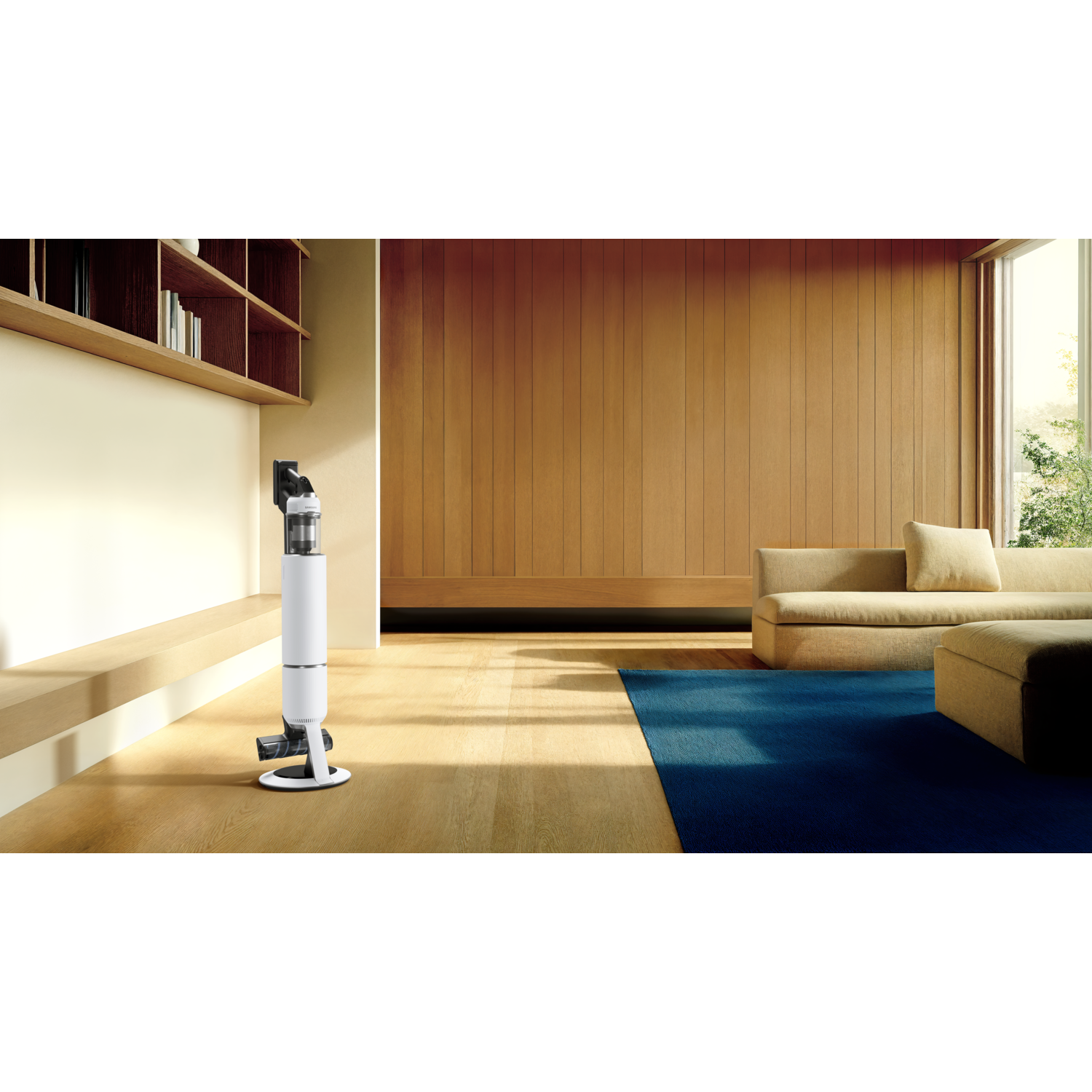 Witte en zilveren stofzuiger in moderne woonkamer met houten vloer.
