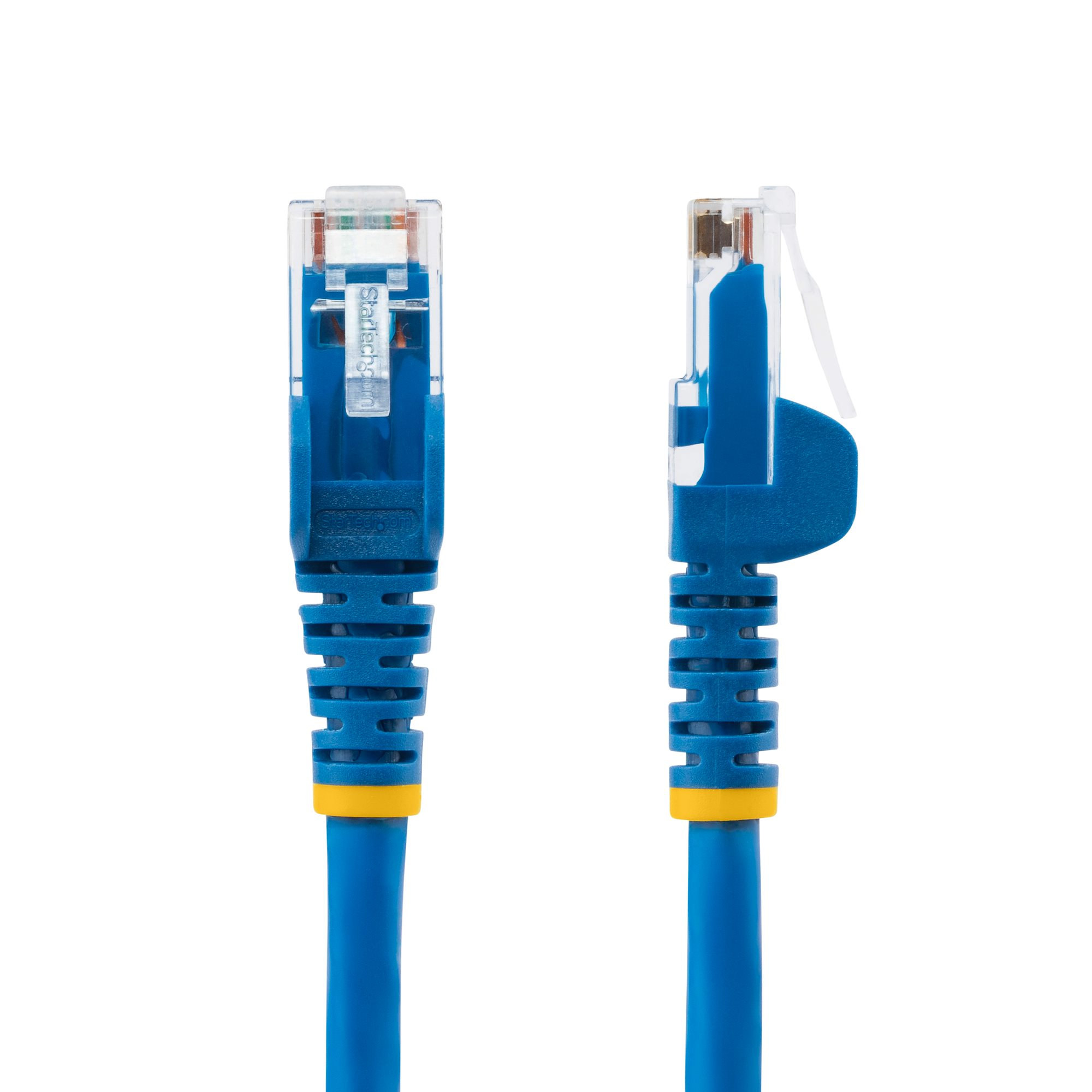 Kék Ethernet kábel sárga csatlakozóval. Fehér háttér.