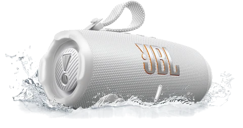 Su sıçramasındaki beyaz JBL hoparlör. Beyaz arka plan. Turuncu JBL logosu.