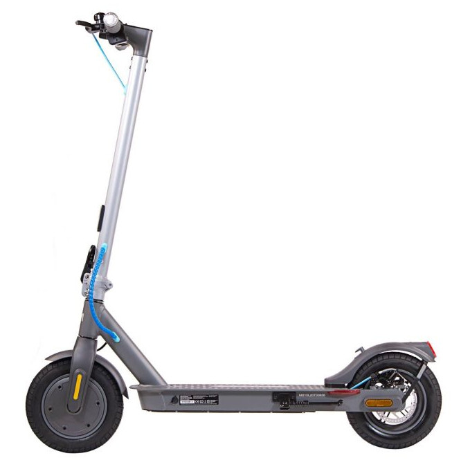 Szaro-srebrna hulajnoga elektryczna. Widok z boku. Ma długą kierownicę i dwa koła.