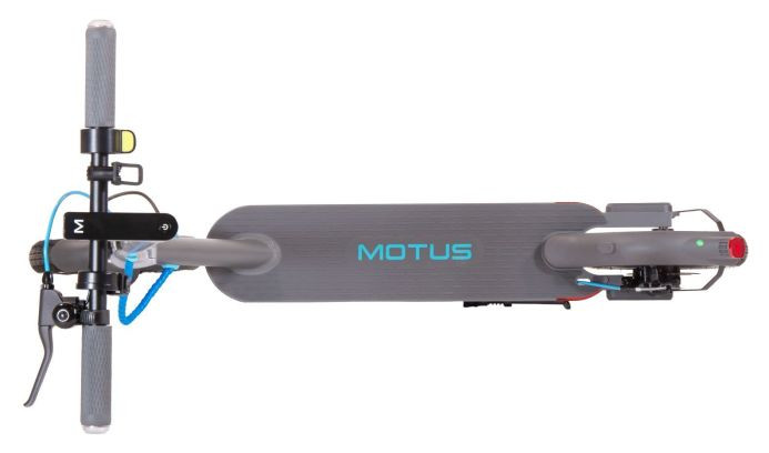 Widok z góry na szarą hulajnogę elektryczną z logo Motus na białej powierzchni.