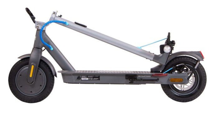 Szary, składany skuter elektryczny z niebieskim kablem i żółtymi akcentami.