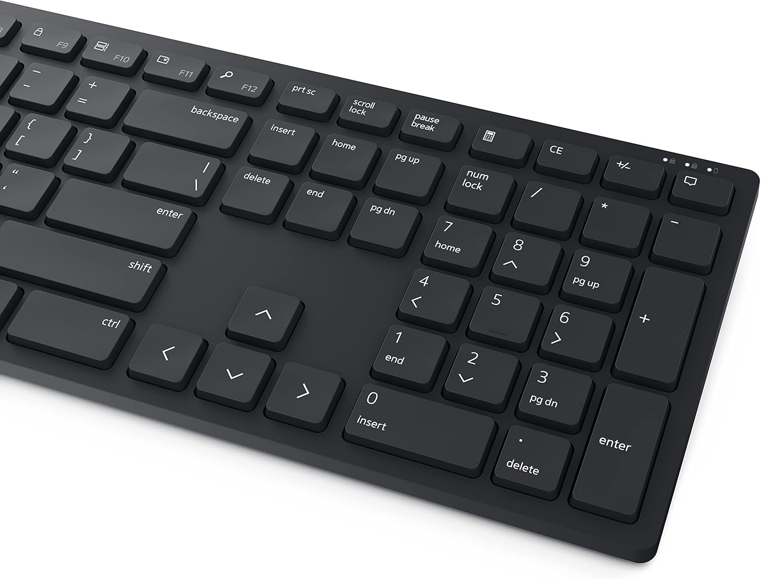 Teclado negro con teclas blancas, ligeramente inclinado sobre una superficie blanca.