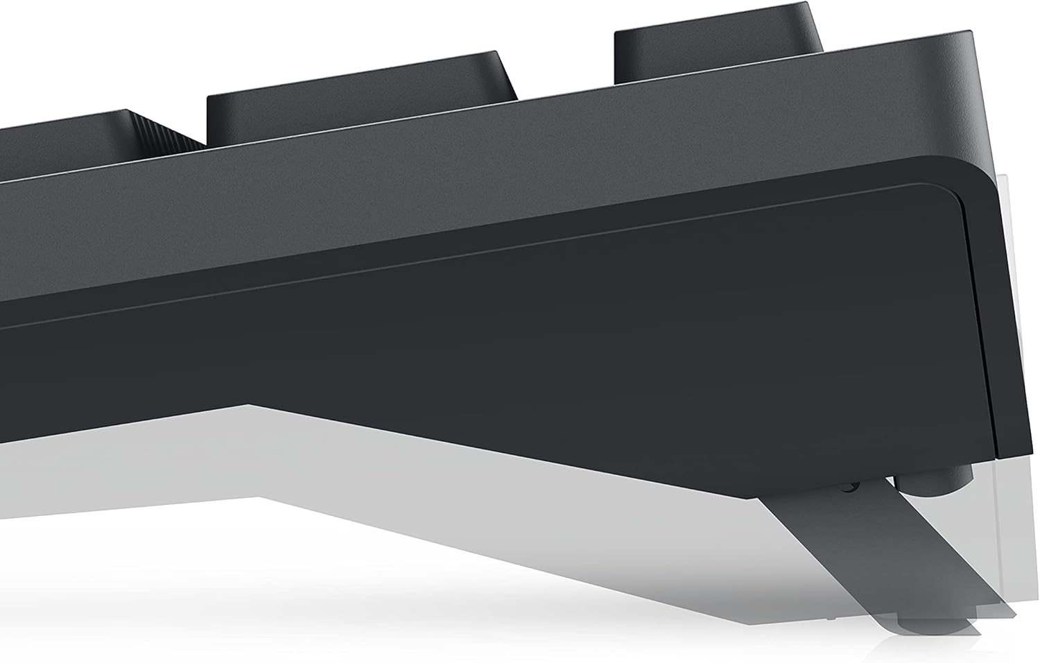 La parte inferior de un teclado negro con una pata extendida.